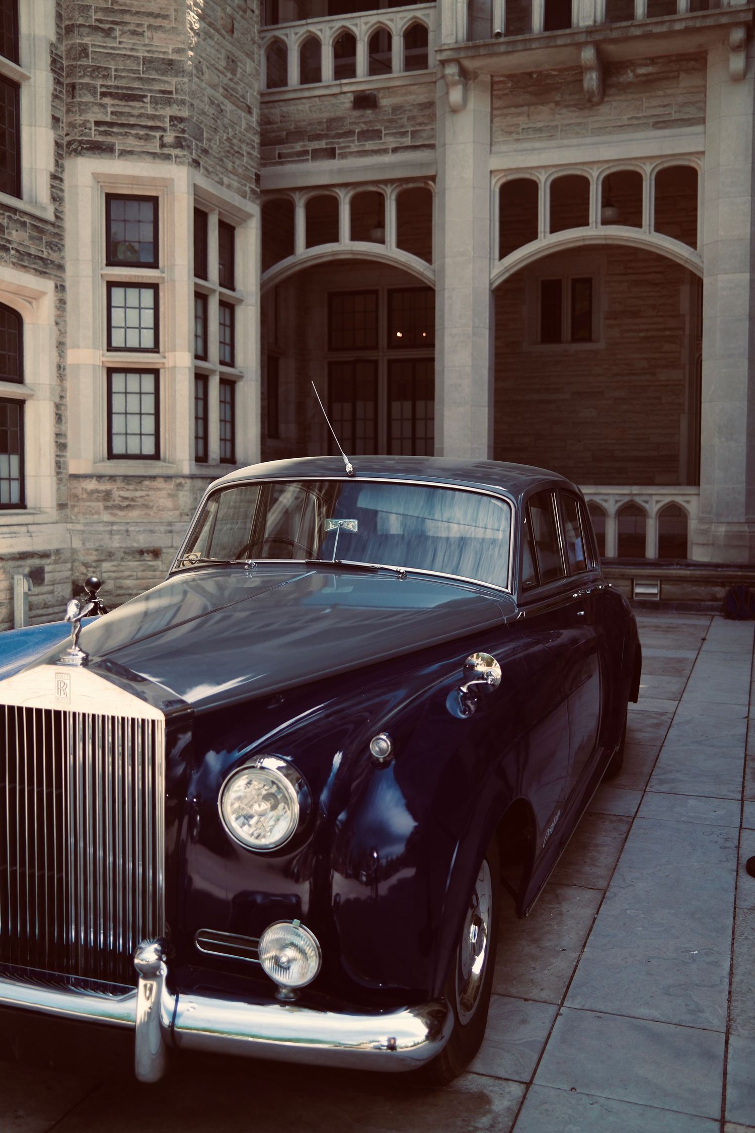picture of a vintage  blue car