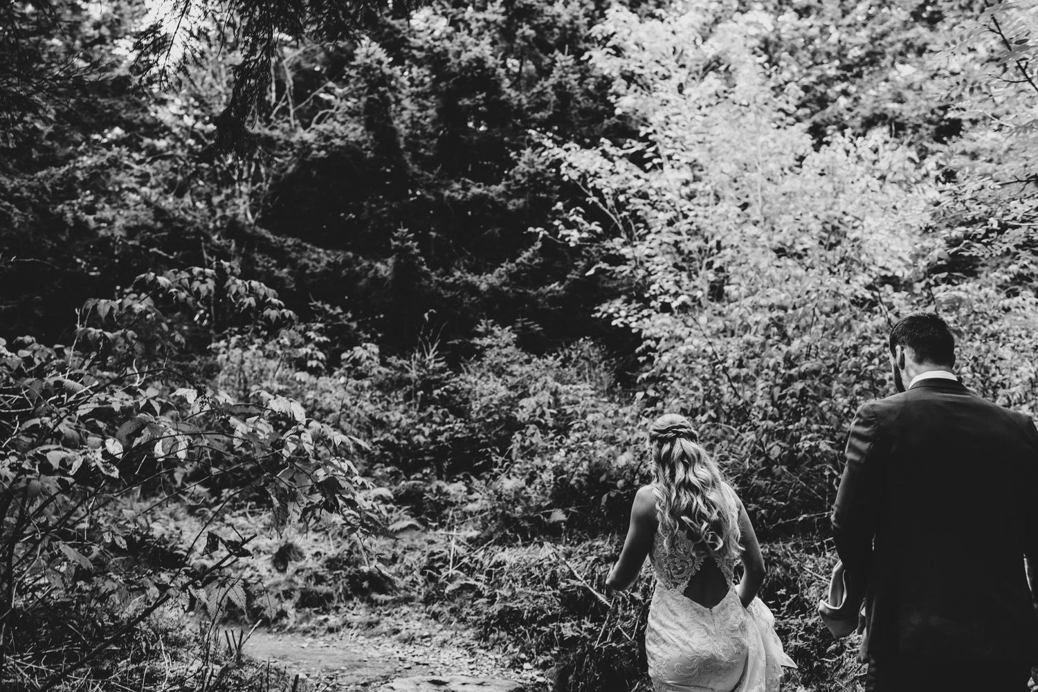 Black and white artistic wedding photos captured in natural mountain setting.
