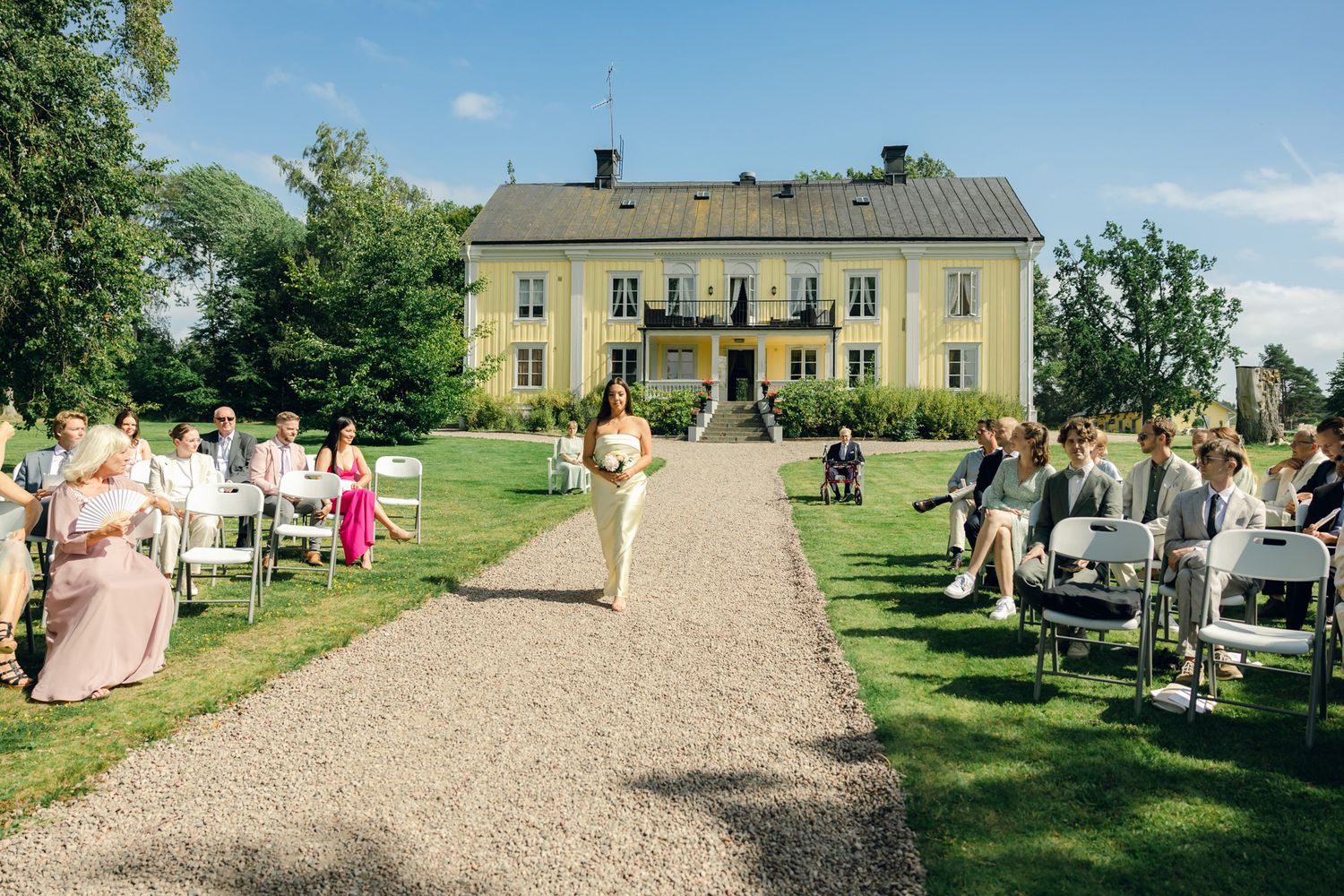 Bröllop på Presteruds herrgård i Kristinehamn. Bröllopsfotograf Rebecca Nordin i Karlstad. Vigsel framför Vänern.