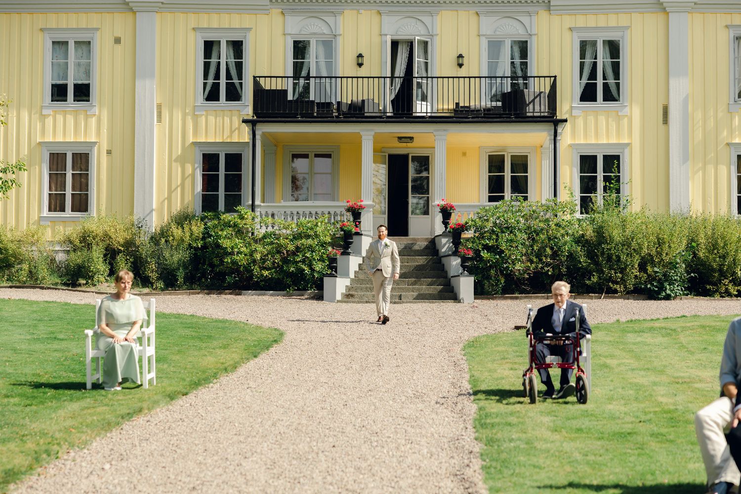 Bröllop på Presteruds herrgård i Kristinehamn. Bröllopsfotograf Rebecca Nordin i Karlstad. Vigsel framför Vänern.