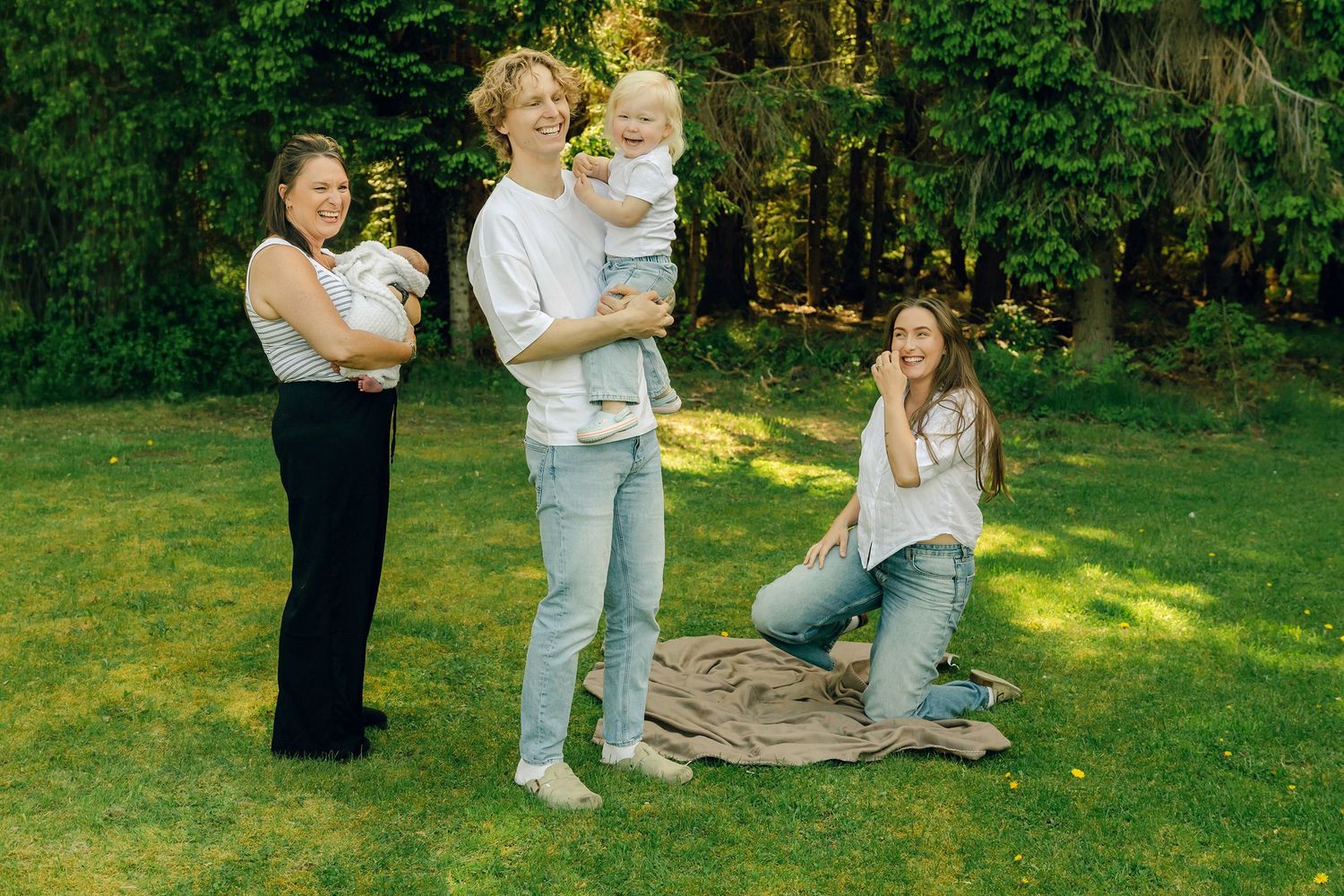 Familjefotografering på Hammarö med Victor, Jodie, Willow och lilla Oakley. Samt hunden Arlo. Fotograf Rebecca Nordin i Karlstad.