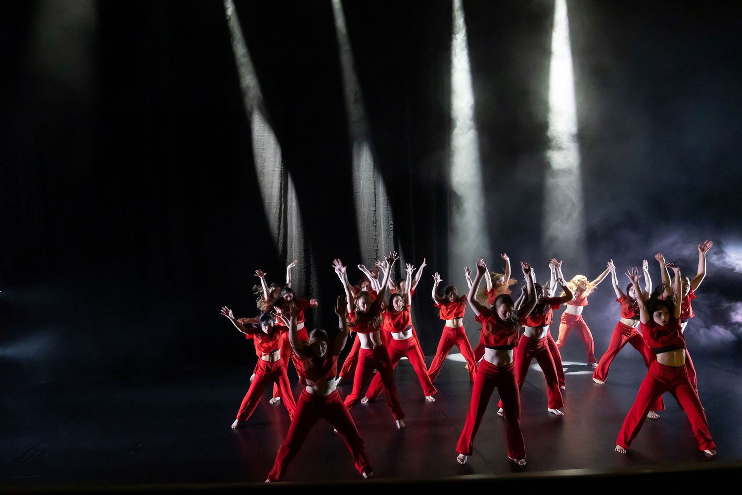 Dans vid KAU (Dansåret och danspedagogiska året på Karlstads universitet) Vårshow 2026 med Systerskap av Karin Lilja. Fotograf Rebecca Nordi