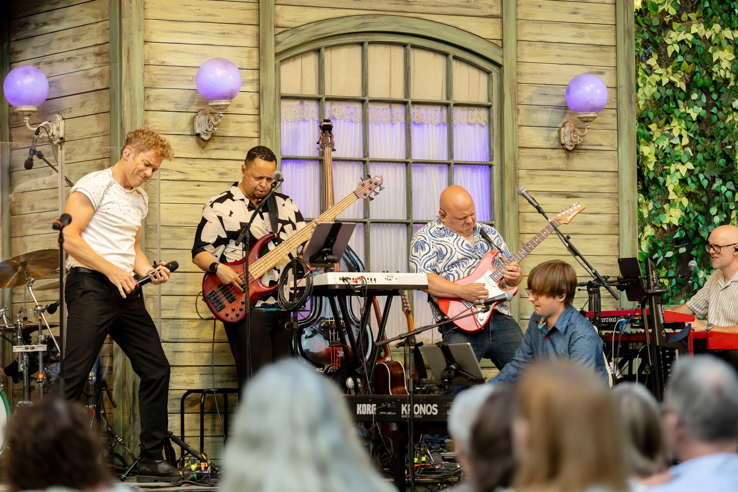 Musikalkväll med Peter Johansson o Emmi Christensson. Christopter ek på Bas och Pelle Holmberg spelar solo på sin elgitarr.
