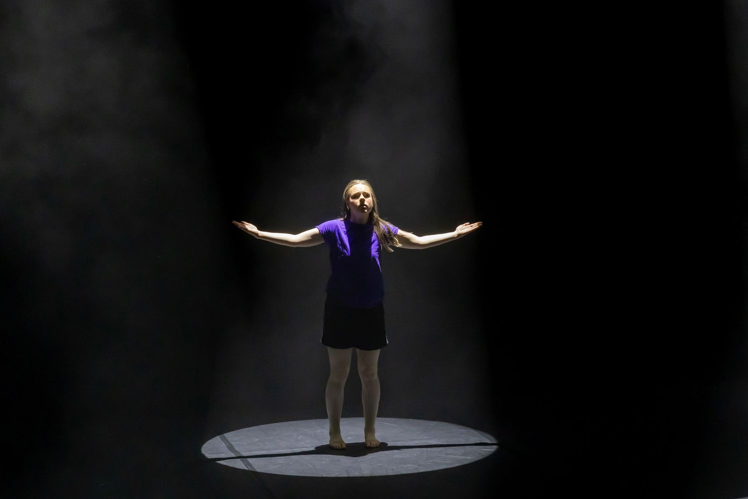 Dans vid KAU (Dansåret och danspedagogiska året på Karlstads universitet) Vårshow 2026 med Systerskap av Karin Lilja. Fotograf Rebecca Nordi