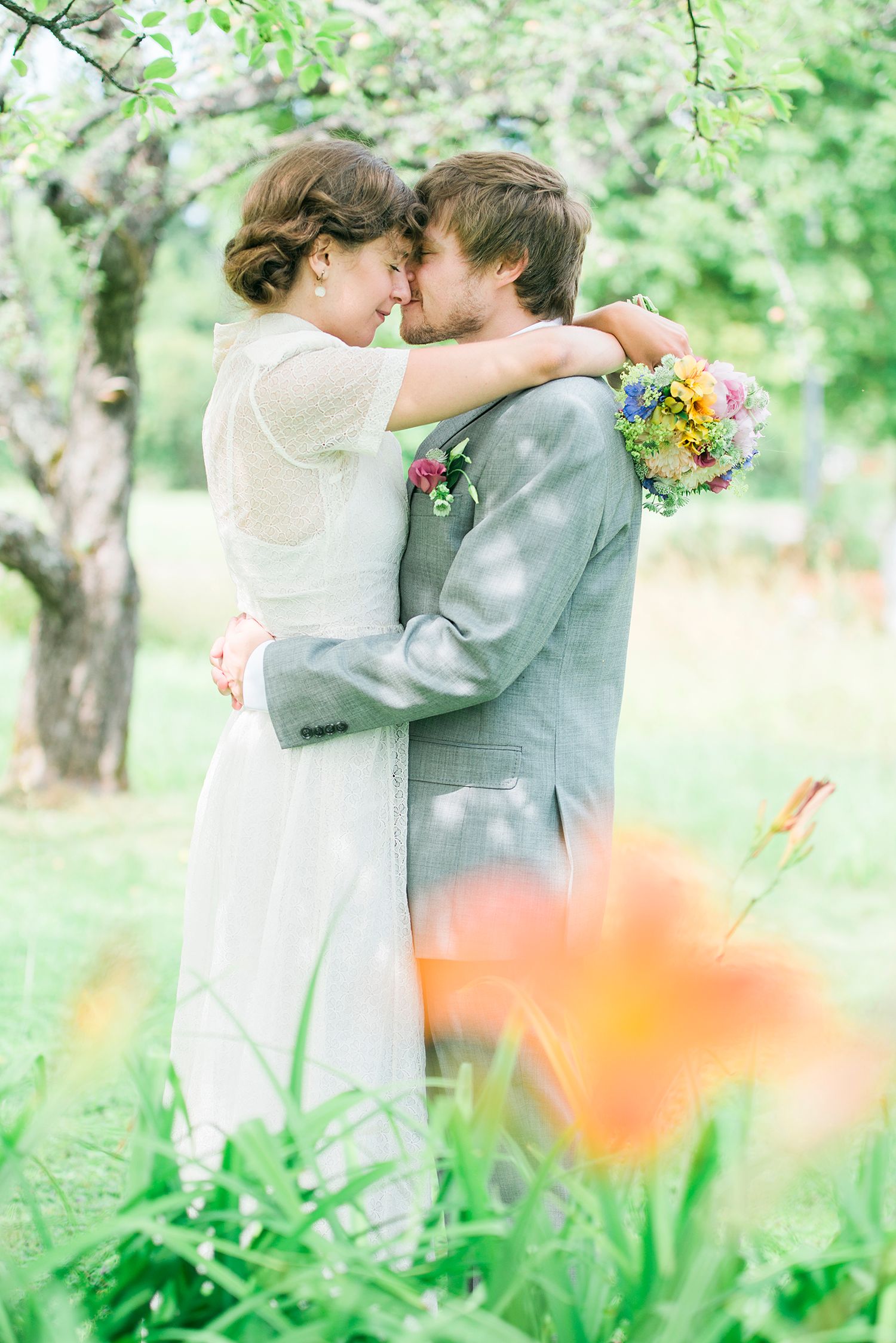 Anna och Davids bröllopsdag på Sillegården och Västra Ämterviks kyrka. Fotograf Rebecca Nordin.