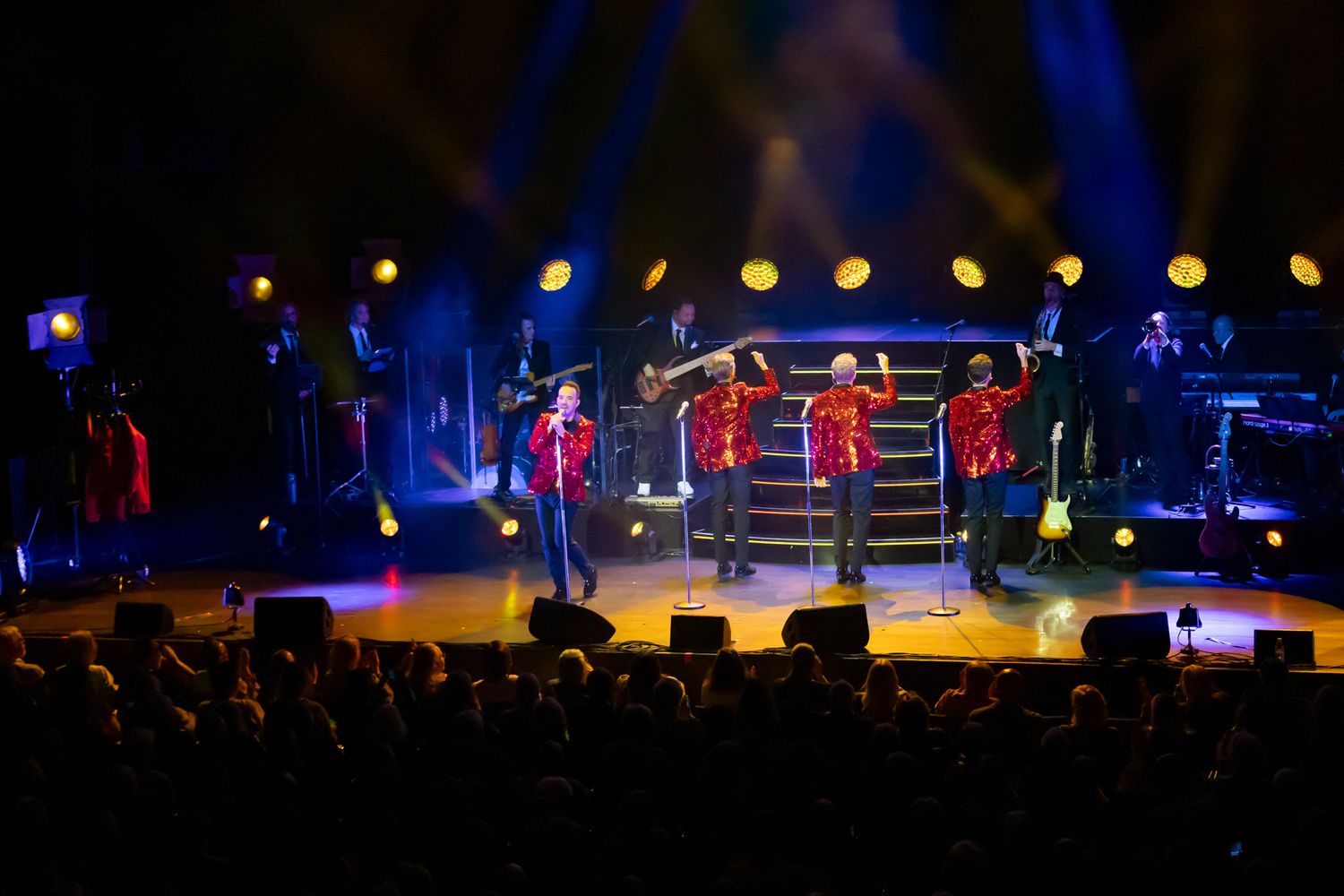 OH WHAT A NIGHT med Peter Johansson, Bruno Mitsogiannis, Robert Rydberg & David Lindgren. Alla fyra i glittriga röda Jersey boys kavajer.