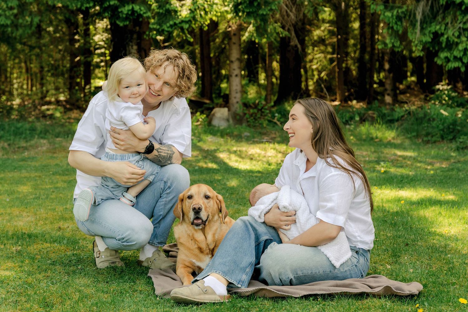 Familjefotografering på Hammarö med Victor, Jodie, Willow och lilla Oakley. Samt hunden Arlo. Fotograf Rebecca Nordin i Karlstad.