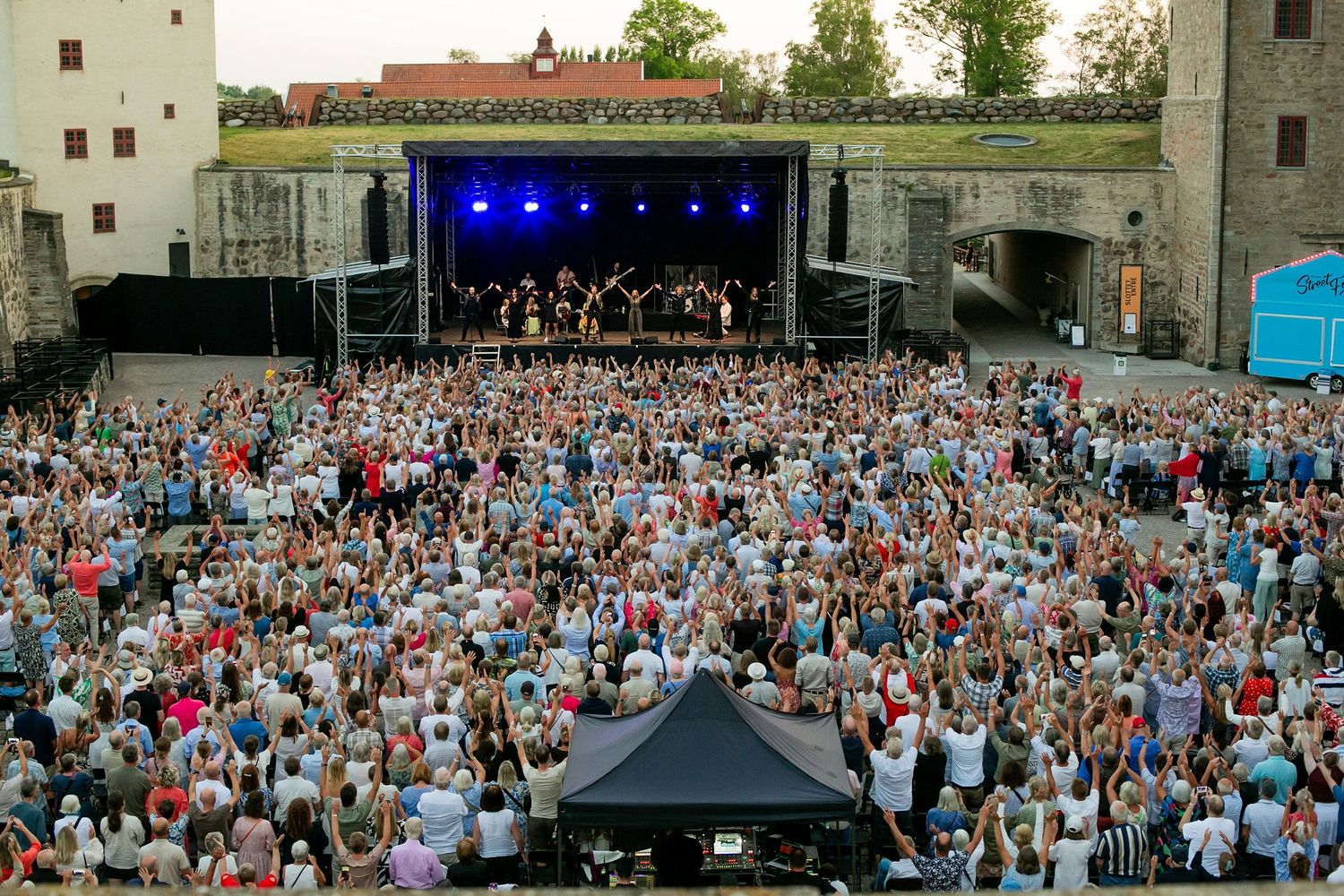 Musikalkväll med Peter Johansson och Emmi Christensson i Vadstena slott. sångkollektivet. Fotograf Rebecca Nordin. Publiken uppifrån.