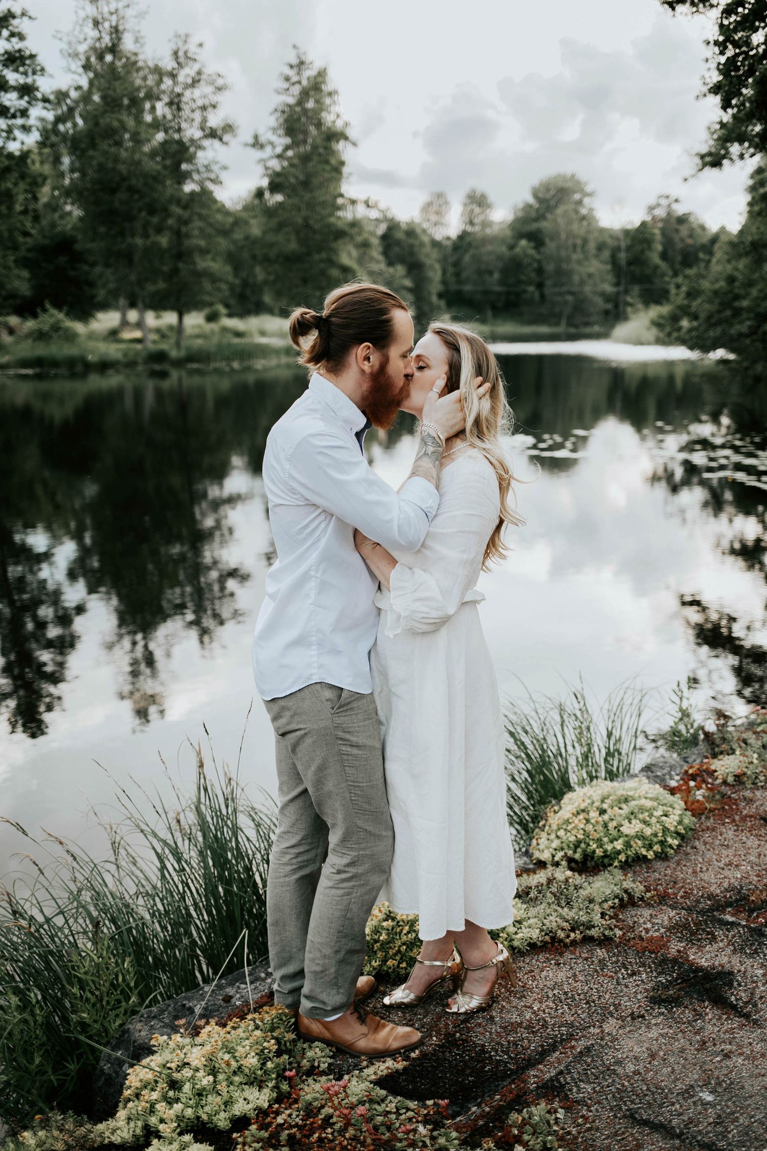 Kärleksfotografering i Borgvik med Julia och Martin. Borgvik utanför Karlstad. fotograf Rebecca Nordin.