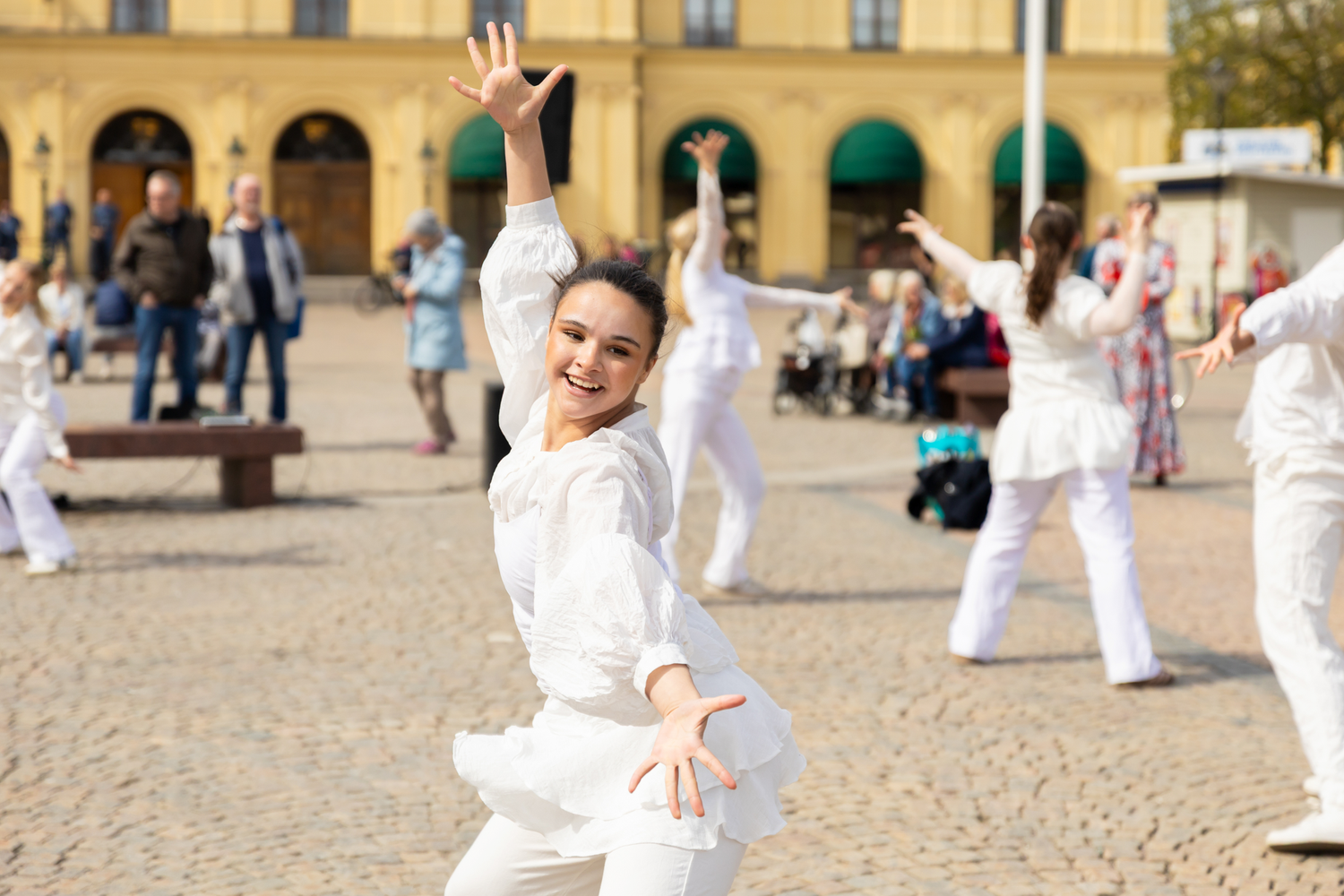 Dansens dag på stora torget i Karlstad. Dansare från Sundsta- Älvkullegymnasiet. Dansare Selma klädd i helvitt.