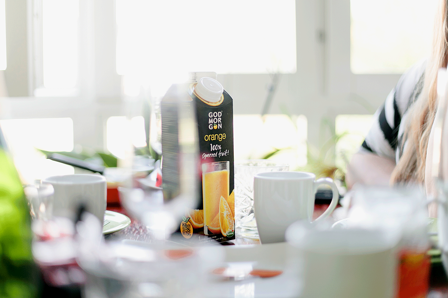 God Morgon Juice-paket på bordet en ljus morgon.