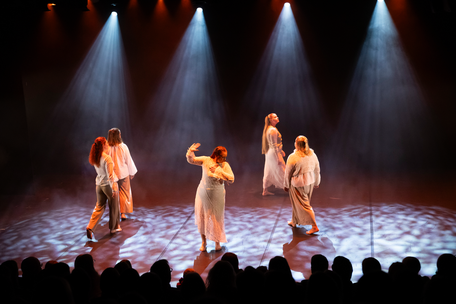 Dansföreställning med Dansstudion på Arenan i Karlstad. Dansgruppen Clude dansar tillsammans.