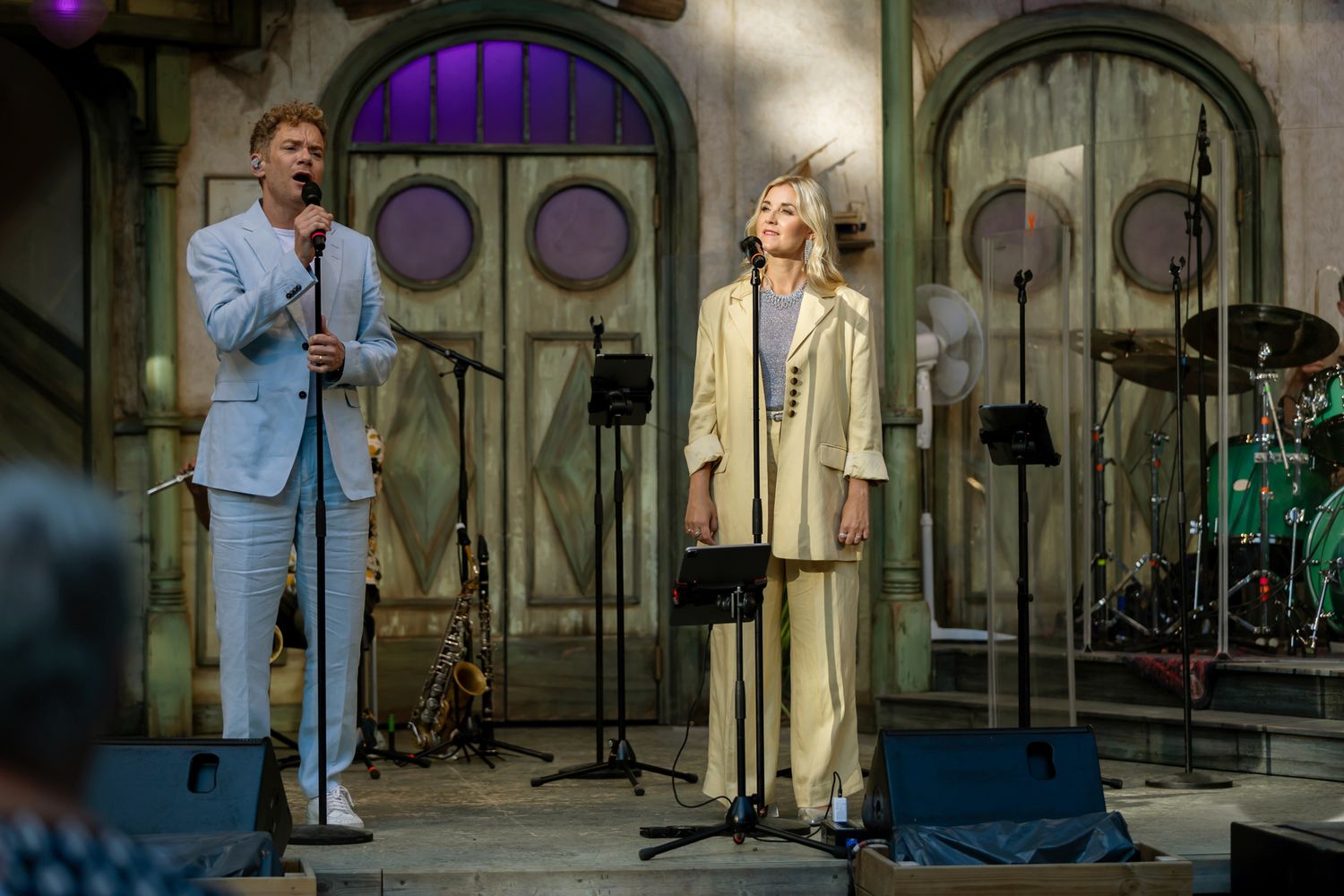 Musikalkväll med Peter Johansson o Emmi Christensson. Peter sjunger och Emmi står enbart upplyst av solen och lyssnar på honom.