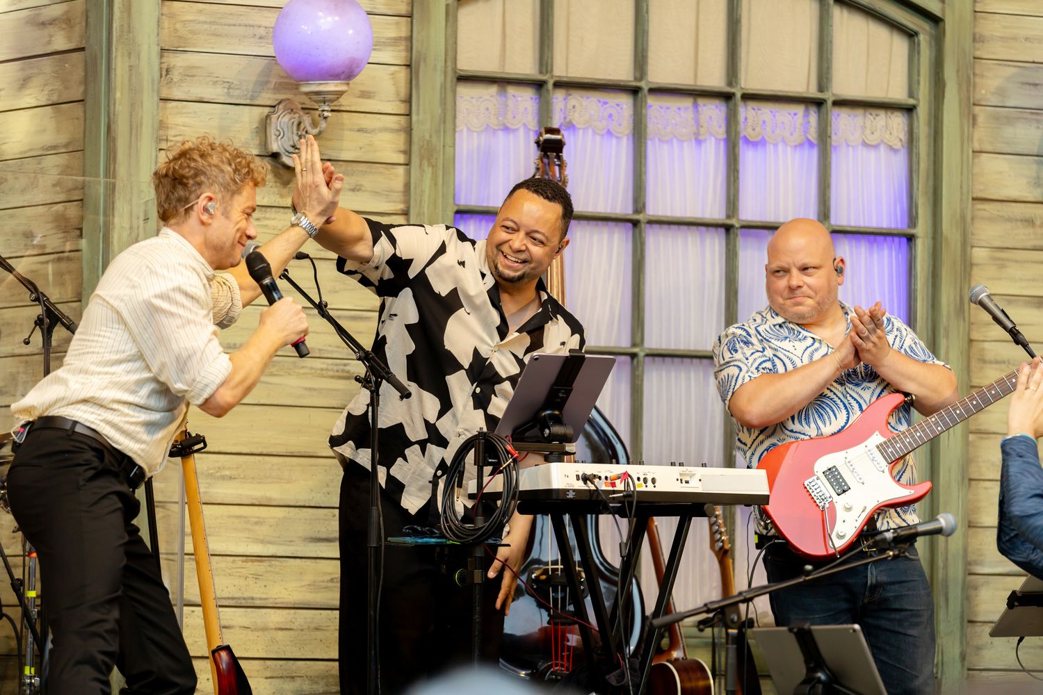 Musikalkväll med Peter Johansson o Emmi Christensson. Peter göt high five med basisten Christopher Ek och Pelle Holmberg applåderar.
