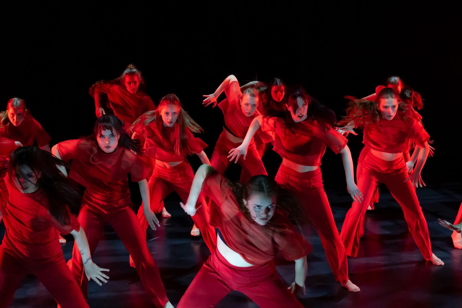 Dans vid KAU (Dansåret och danspedagogiska året på Karlstads universitet) Vårshow 2026 med Systerskap av Karin Lilja. Fotograf Rebecca Nordi