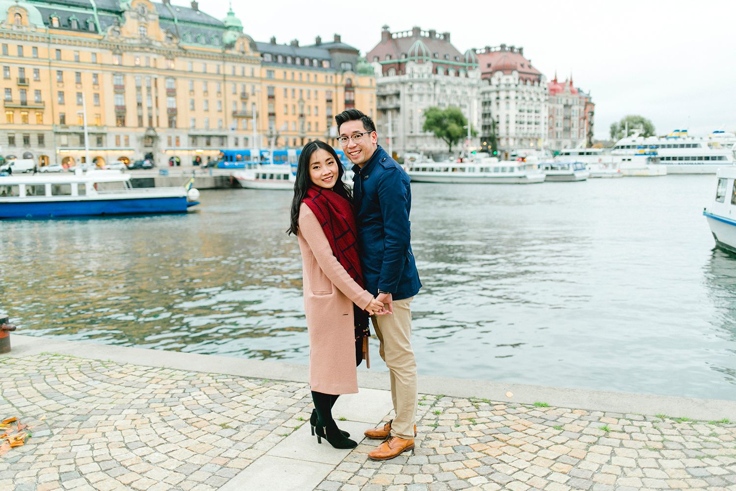 Parfotografering i Gamla stan och skeppsholmsbron i Stockholm. Fotograf Rebecca Nordin.