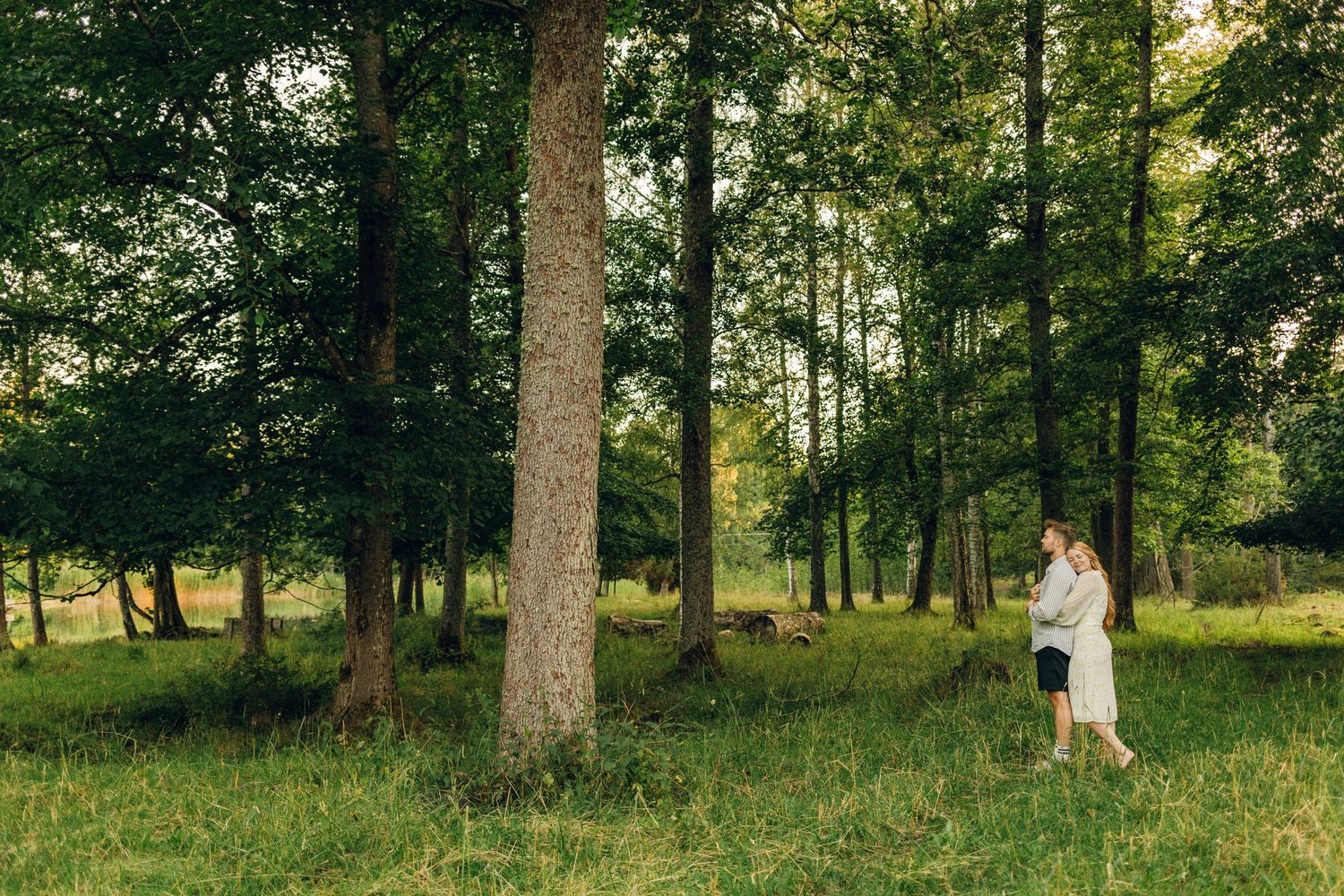 Parfotografering med Martina och Sebastian i Borgvik utanför Karlstad. Fotograf Rebecca Nordin.