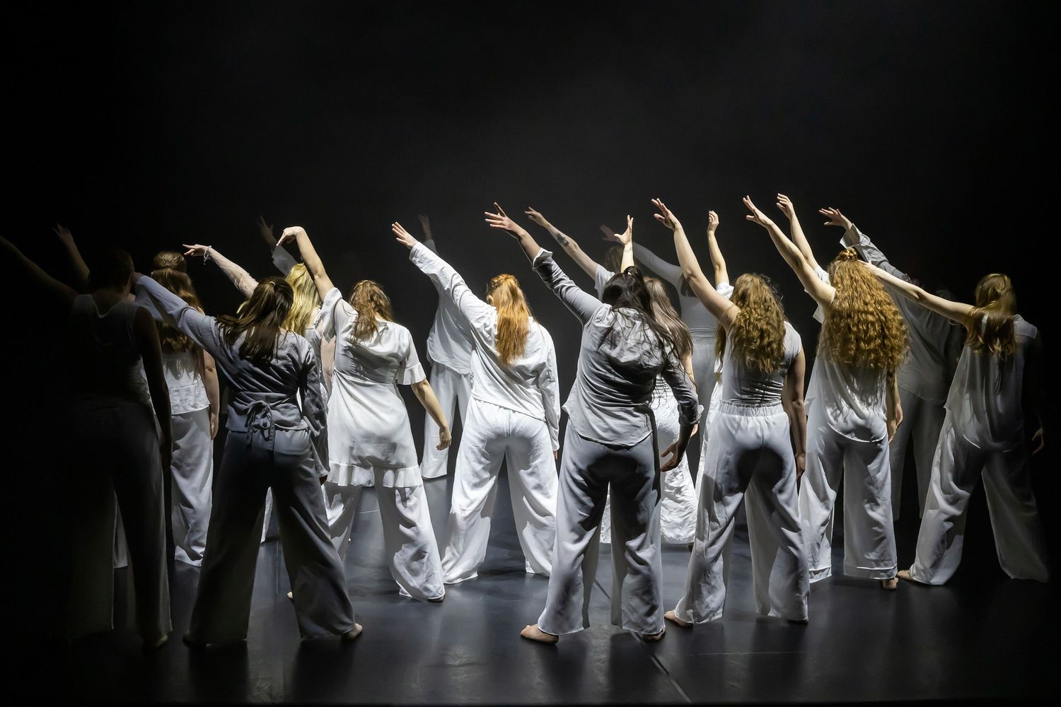 Dans vid KAU (Dansåret och danspedagogiska året på Karlstads universitet) Vårshow 2026 med Systerskap av Karin Lilja. Fotograf Rebecca Nordi