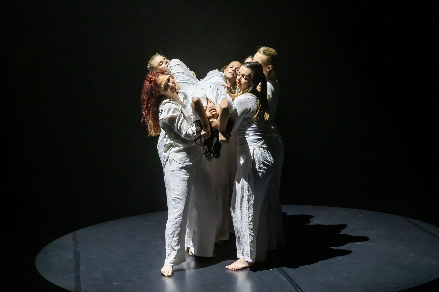 Dans vid KAU (Dansåret och danspedagogiska året på Karlstads universitet) Vårshow 2026 med Systerskap av Karin Lilja. Fotograf Rebecca Nordi