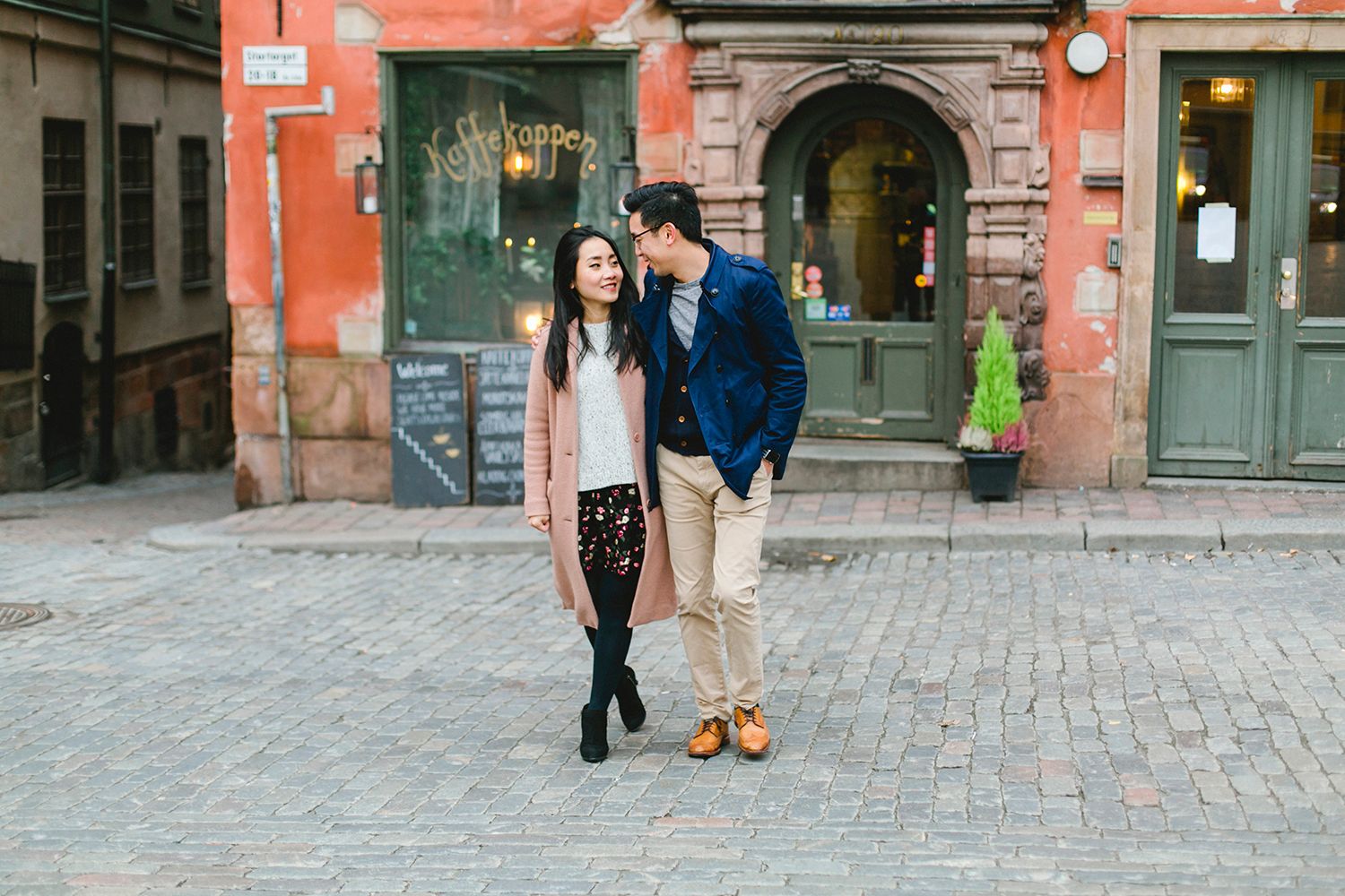 Parfotografering i Gamla stan och skeppsholmsbron i Stockholm. Fotograf Rebecca Nordin.
