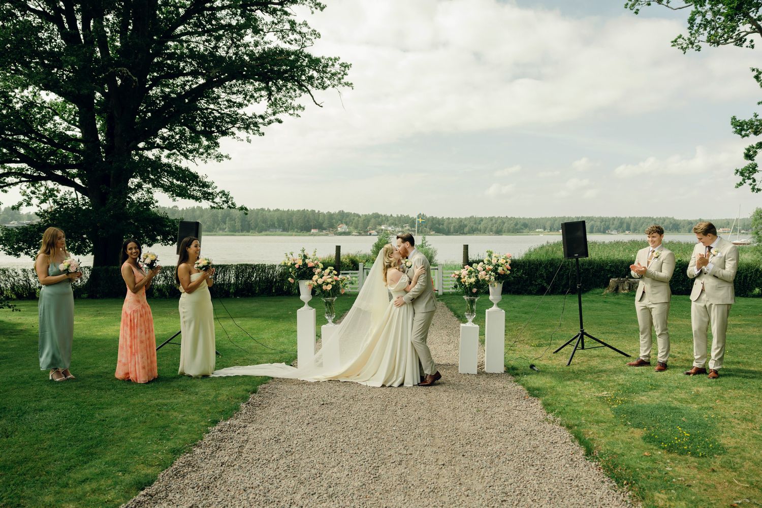 Bröllop på Presteruds herrgård i Kristinehamn. Bröllopsfotograf Rebecca Nordin i Karlstad. Vigsel framför Vänern.