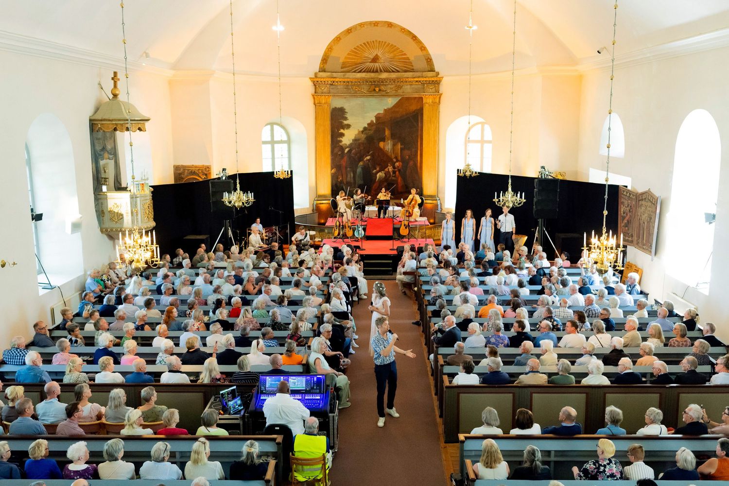 Sommarkonsert med Peter Johansson och Matilda Grün 2025. Kusiner och familj. Fotograf Rebecca Nordin.