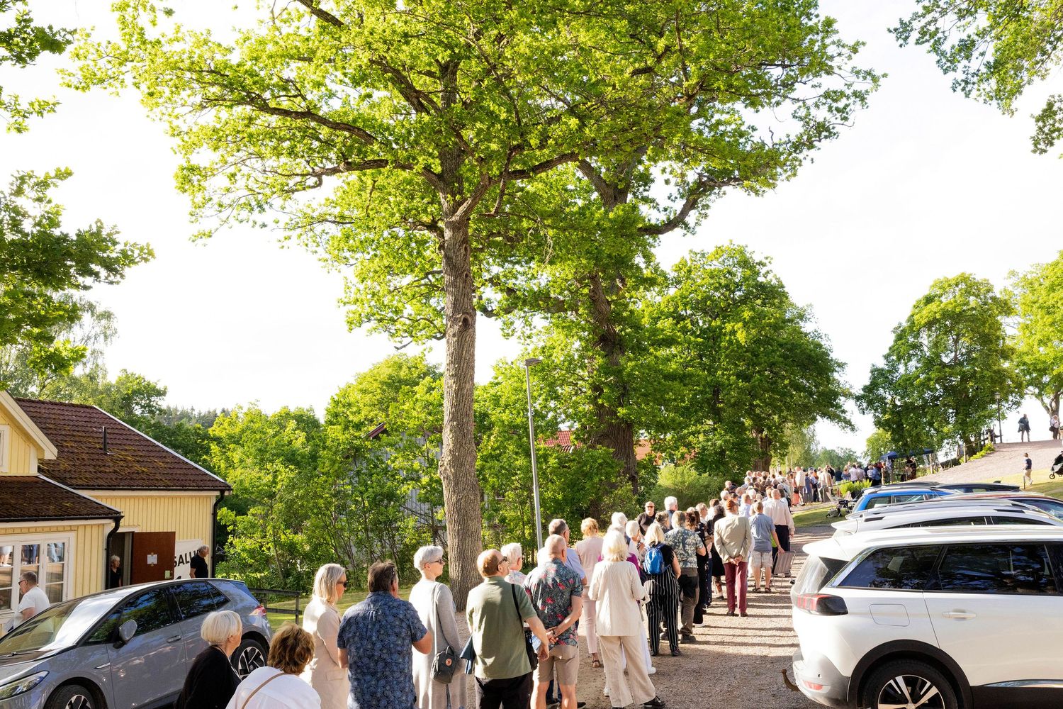 Sommarkonsert med Peter Johansson och Matilda Grün 2025. Kusiner och familj. Fotograf Rebecca Nordin. kö till entre.