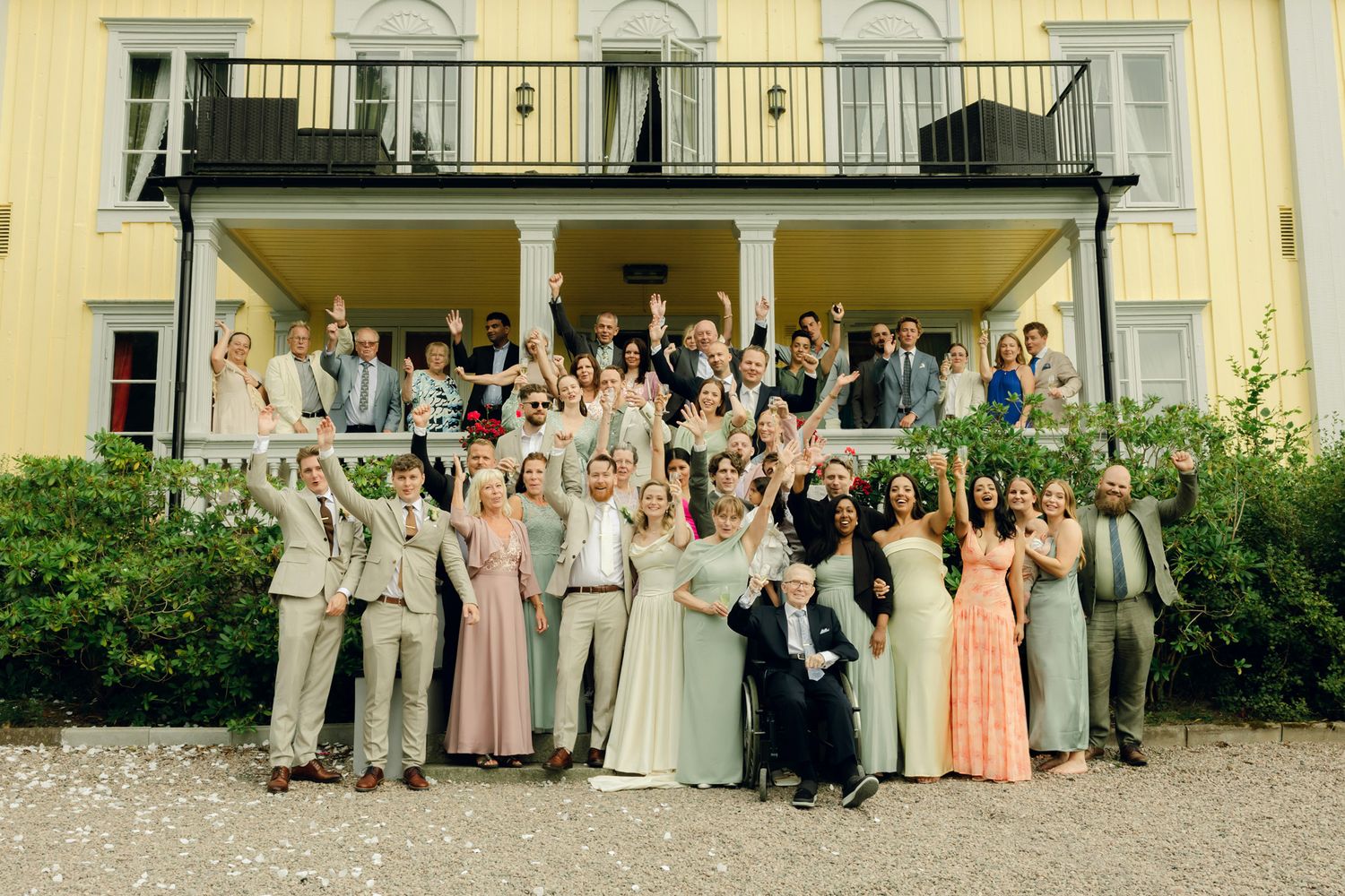 Bröllop på Presteruds herrgård i Kristinehamn. Bröllopsfotograf Rebecca Nordin i Karlstad. Gruppbild med alla gästerna.