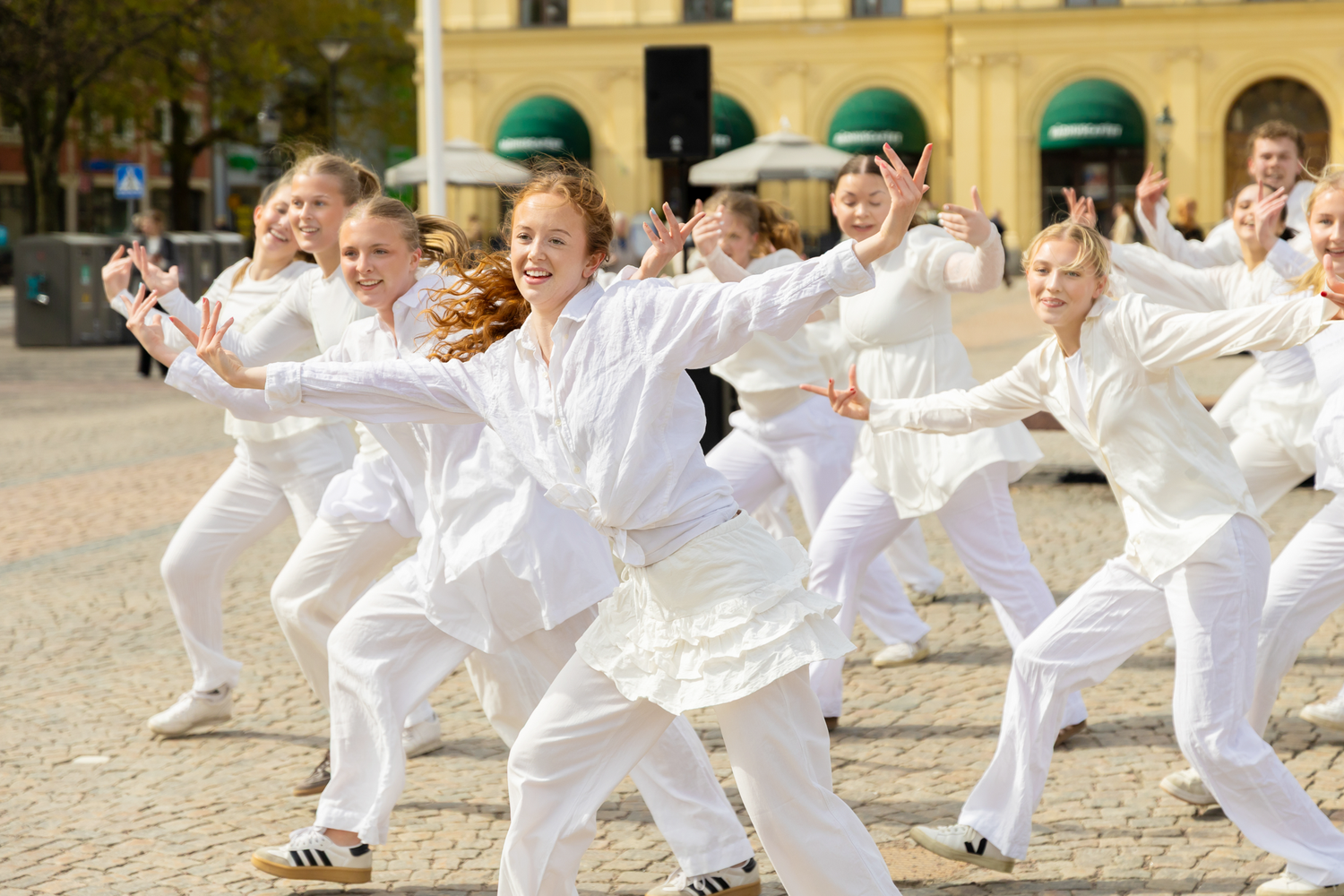 Dansens dag på stora torget i Karlstad. Dansare från Sundsta- Älvkullegymnasiet. Alla vitklädda. Tjej längst fram.