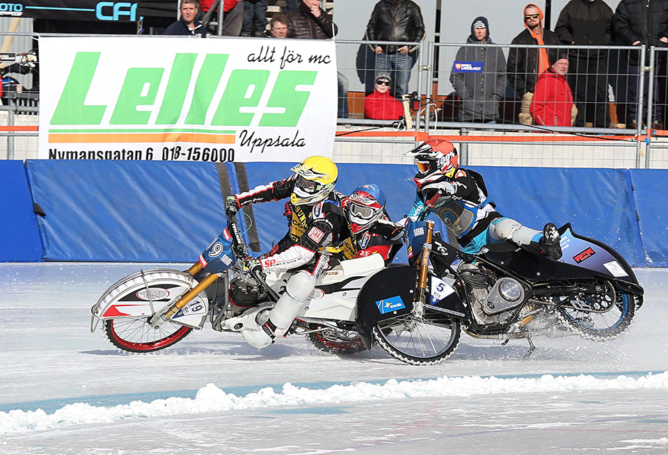 Sm-final i isracing i Uppsala. Röd förare håller på att ramla över de andra två förarna.