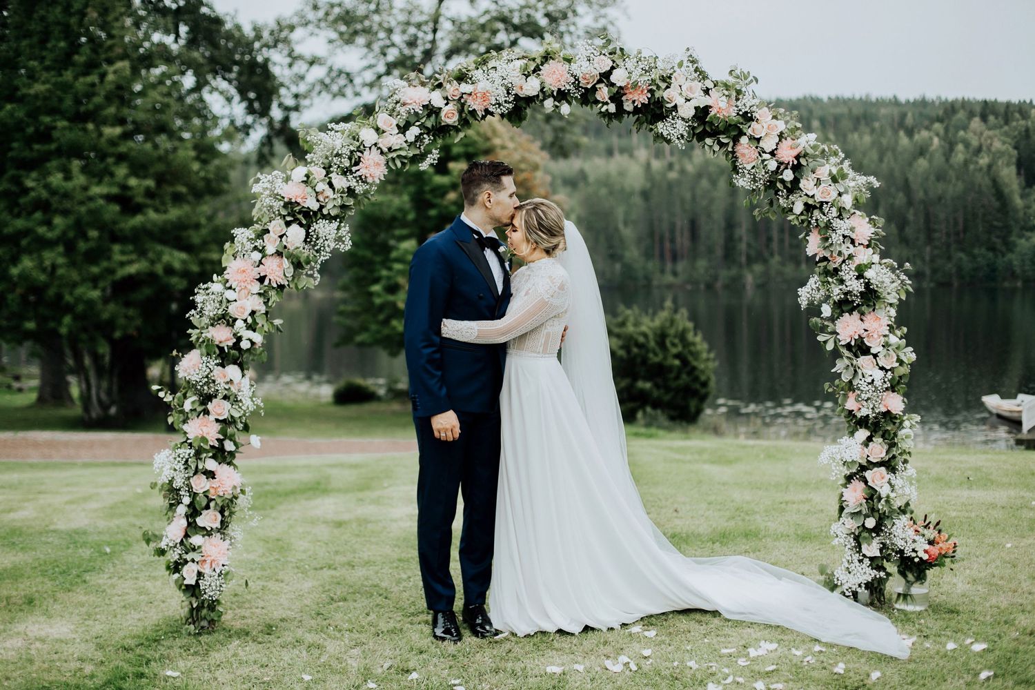 Linn och Christians bröllop på Hennickehammar herrgård utanför Filipstad. Bröllopsfotograf Rebecca Nordin. Karlstad. Bröllopsbåge blommor.