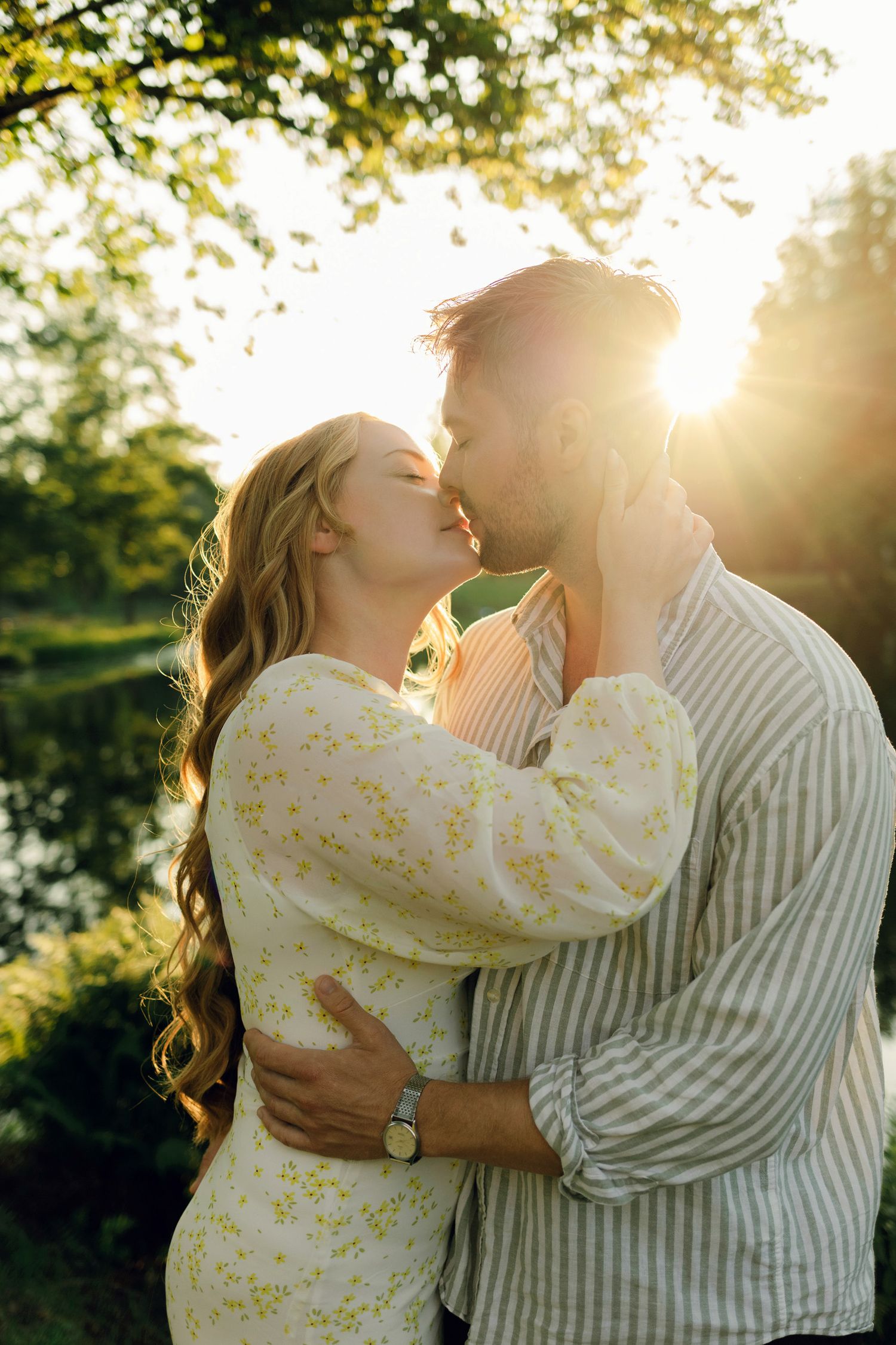 Parfotografering med Martina och Sebastian i Borgvik utanför Karlstad. Paret i vackert motljus.