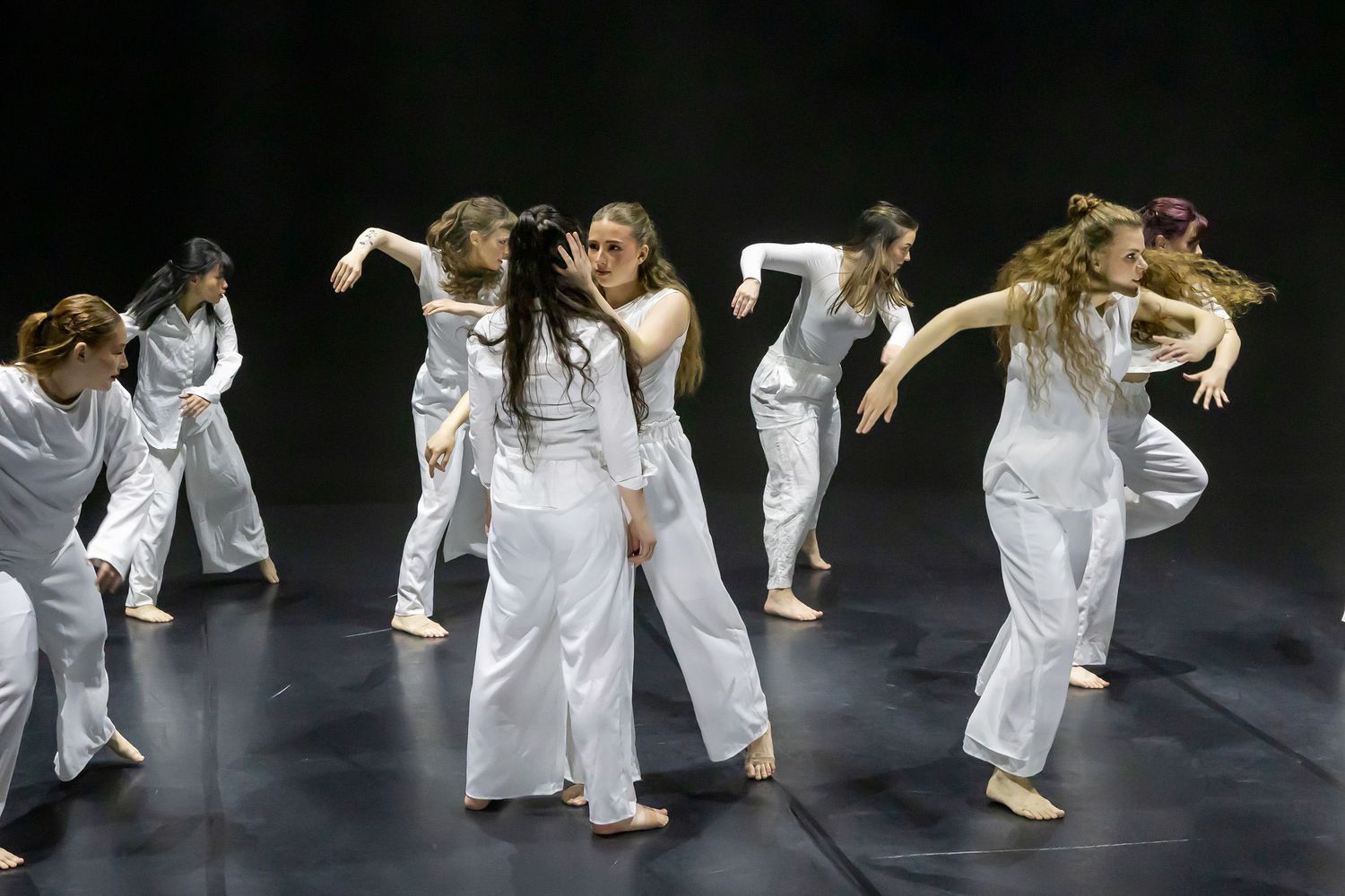 Dans vid KAU (Dansåret och danspedagogiska året på Karlstads universitet) Vårshow 2026 med Systerskap av Karin Lilja. Fotograf Rebecca Nordi