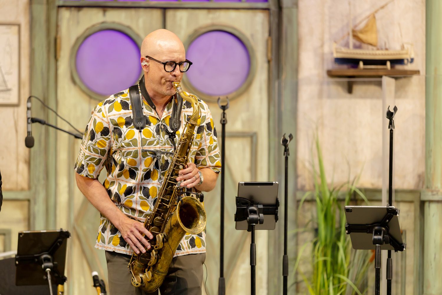 Musikalkväll med Peter Johansson och Emmi Christensson. Spelar saxofon i mönstring skjorta. 2entertain.