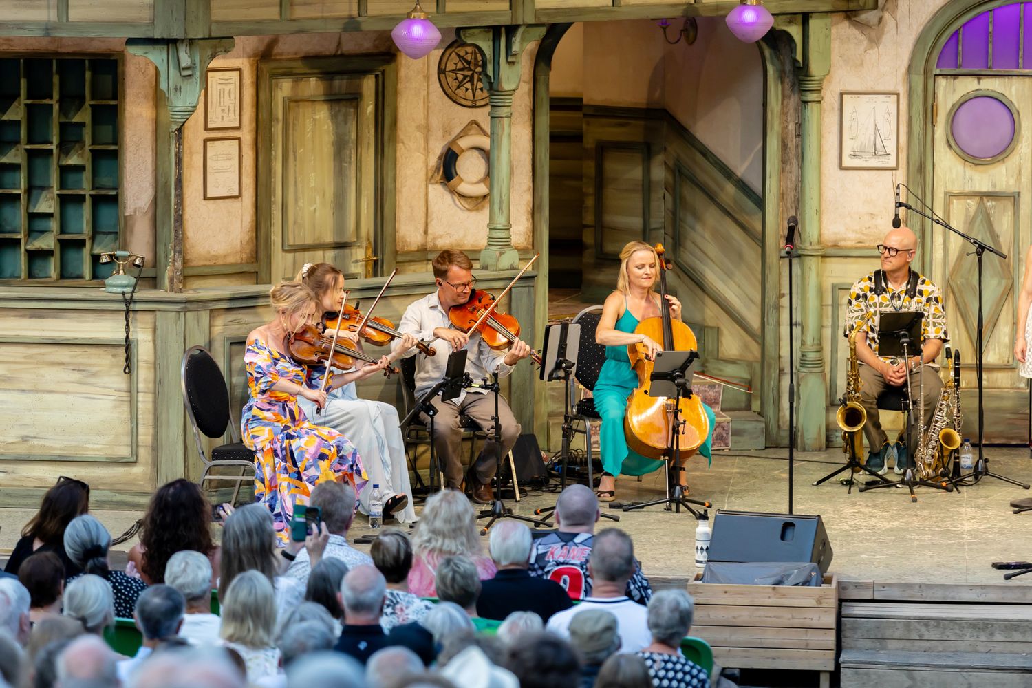 Musikalkväll med Peter Johansson o Emmi Christensson. Stråkkvartetten på Vallarnas scen.
