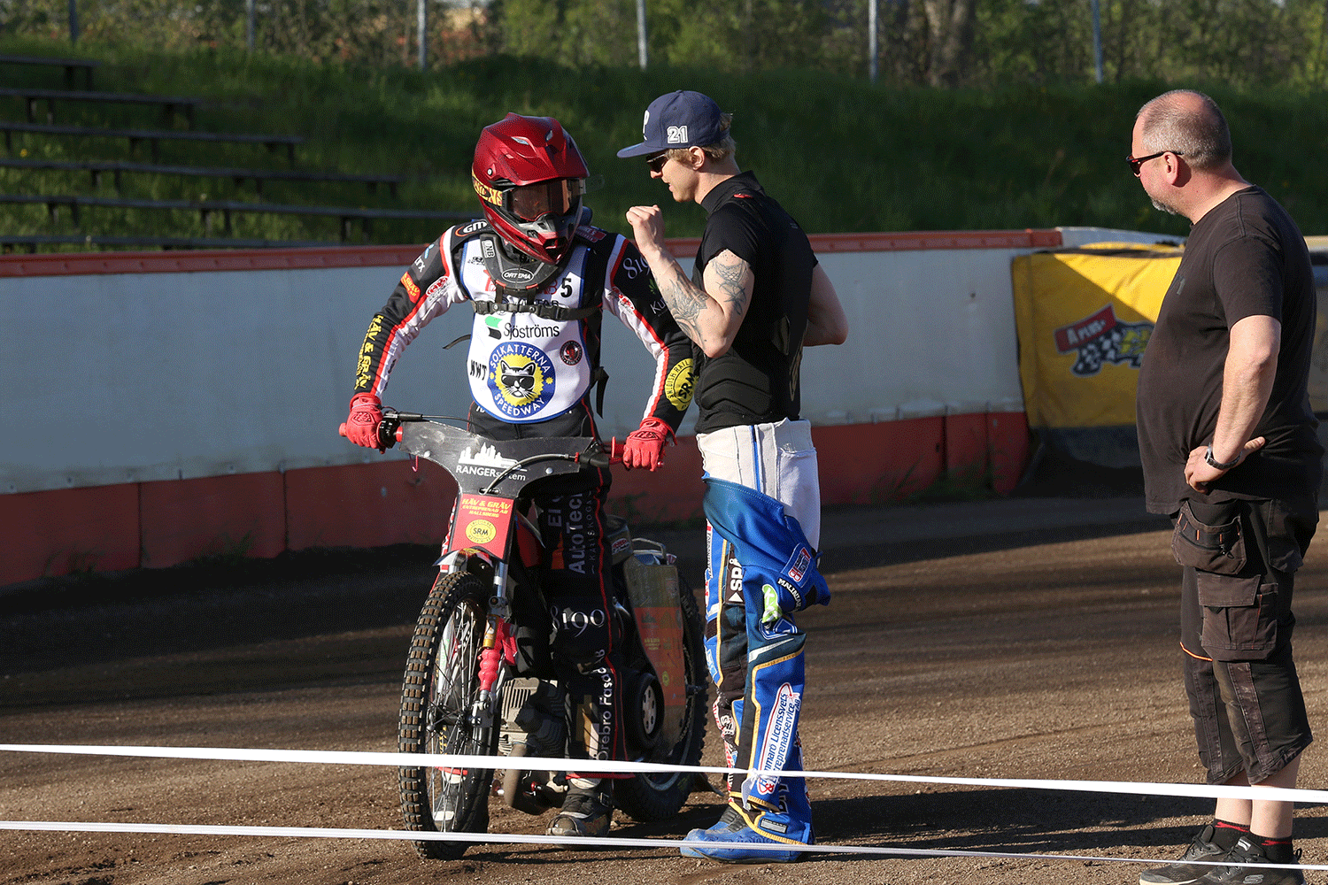 Victor Palovaara som hjälper Rasmus Karlsson med starter på Kalvholmen.