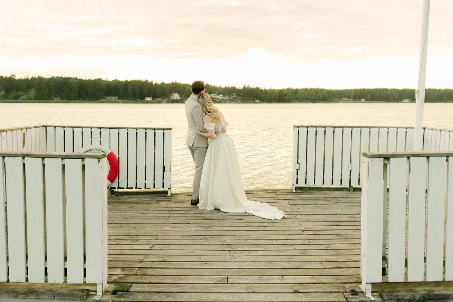Bröllop på Presteruds herrgård i Kristinehamn. Bröllopsfotograf Rebecca Nordin i Karlstad. Bröllopsporträtt i Golden hour.
