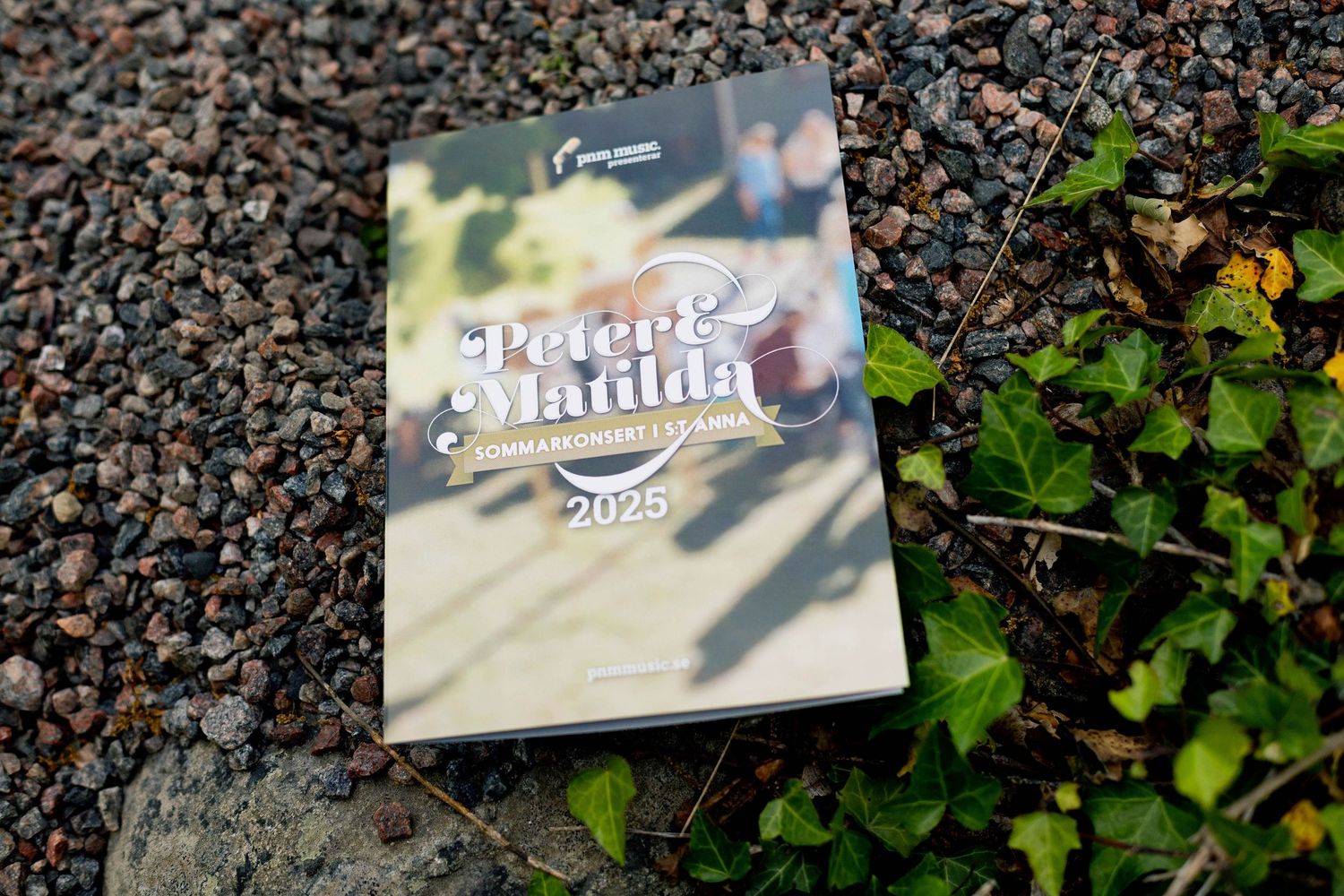 Sommarkonsert med Peter Johansson och Matilda Grün 2025. Kusiner och familj. Fotograf Rebecca Nordin. programmet.