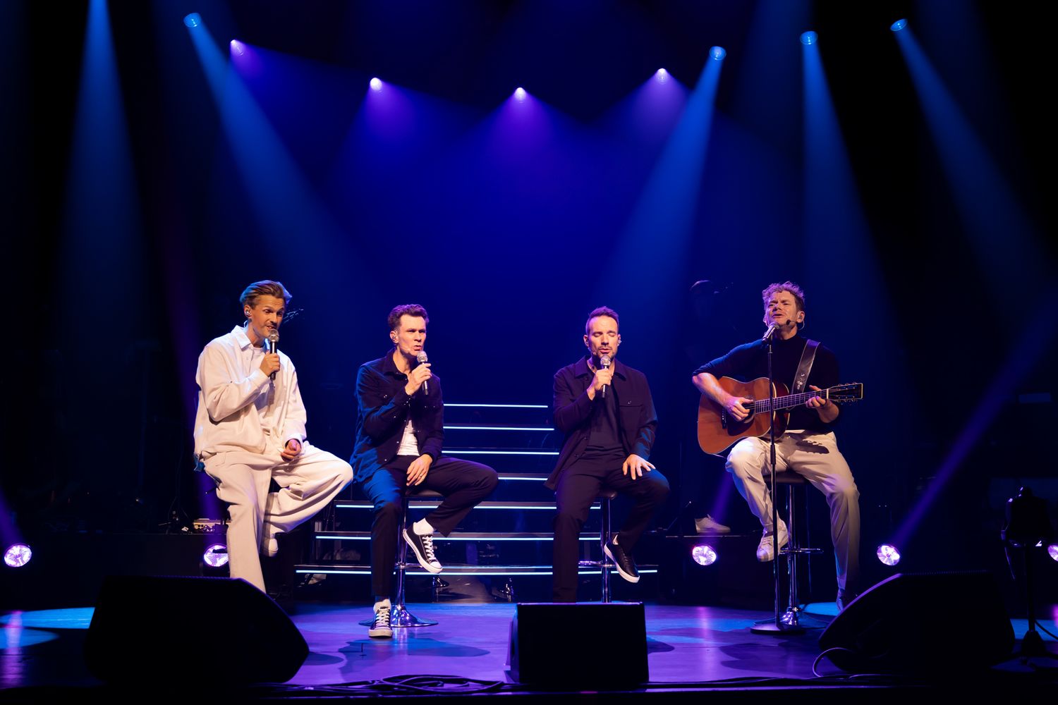 OH WHAT A NIGHT med Peter Johansson, Bruno Mitsogiannis, Robert Rydberg & David Lindgren. Alla fyra sittandes på stolar på scenen.