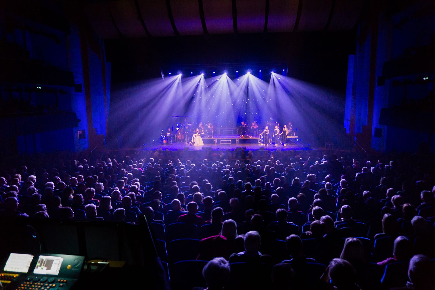 Konsertbild från Matildas Jul tillsammans med David Lindgren. Bild över publikhavet.