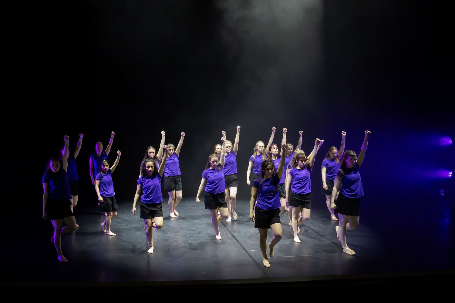 Dans vid KAU (Dansåret och danspedagogiska året på Karlstads universitet) Vårshow 2026 med Systerskap av Karin Lilja. Fotograf Rebecca Nordi