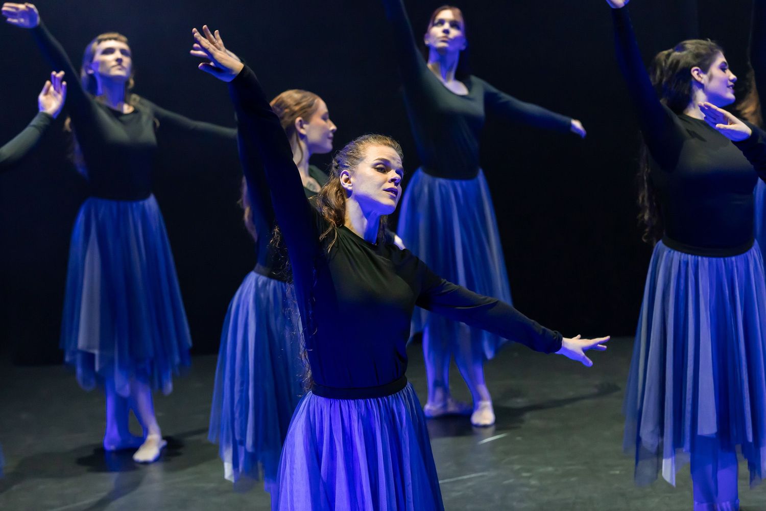 Dans vid KAU (Dansåret och danspedagogiska året på Karlstads universitet) Vårshow 2026 med Systerskap av Karin Lilja. Fotograf Rebecca Nordi