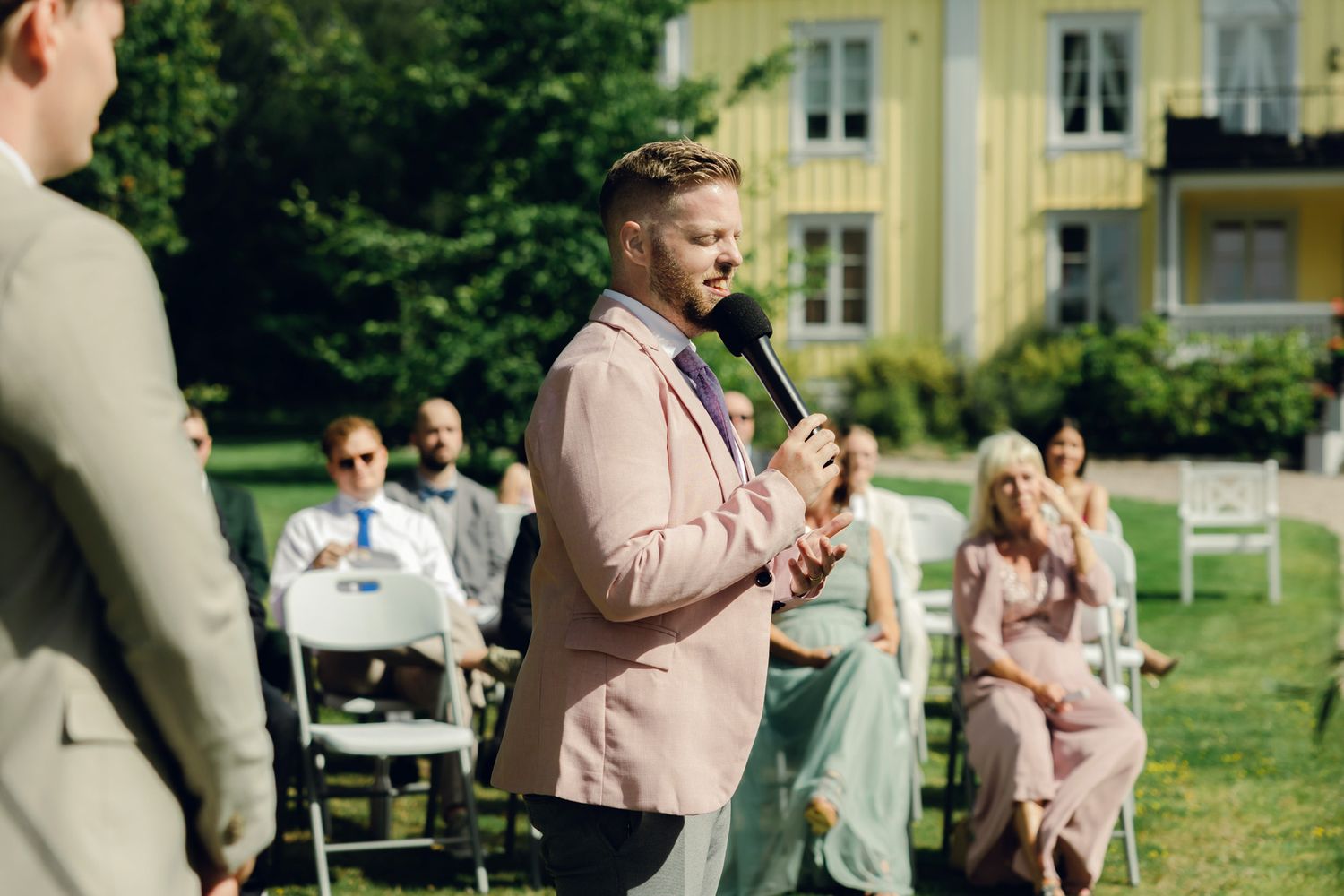 Bröllop på Presteruds herrgård i Kristinehamn. Bröllopsfotograf Rebecca Nordin i Karlstad. Vigsel framför Vänern.