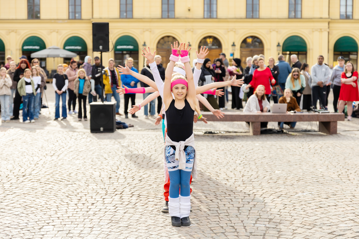Dansens dag på stora torget i Karlstad. Barngrupp. Alla barn står bakom en dansare och gör en solfjäder.