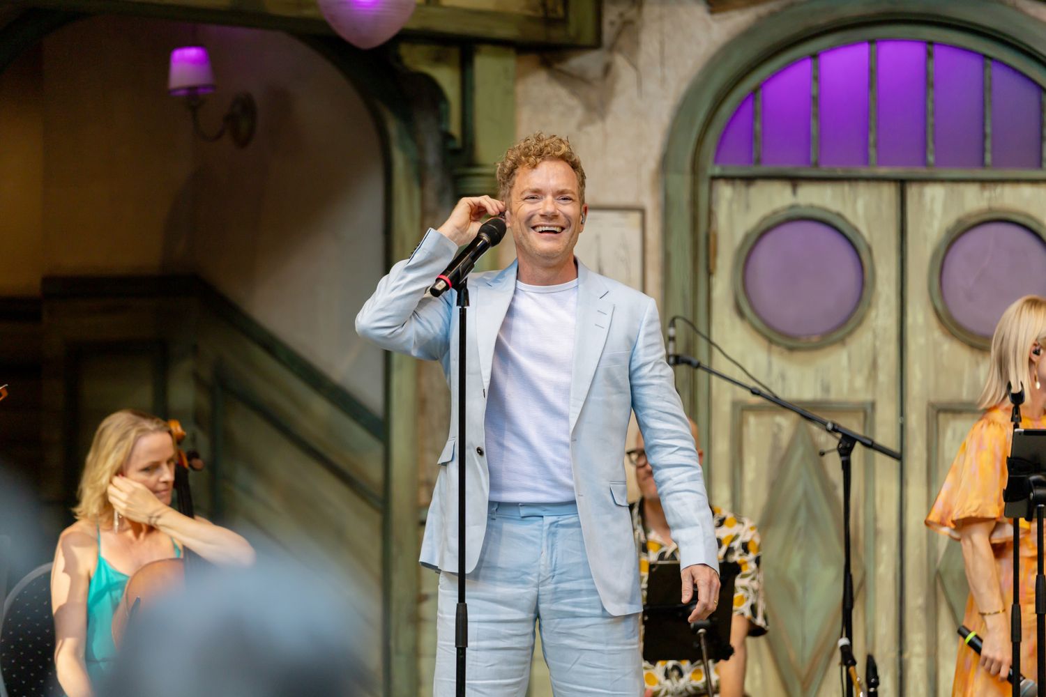 Musikalkväll med Peter Johansson o Emmi Christensson. Peter Johansson skrattar och fixar sin inear.