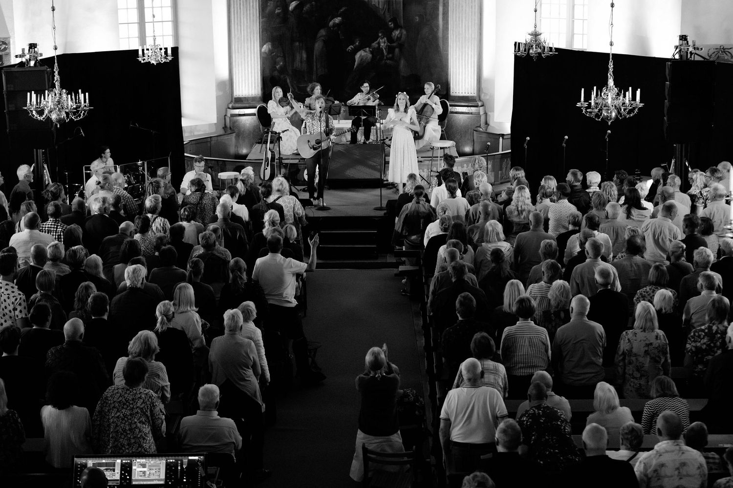 Sommarkonsert med Peter Johansson och Matilda Grün 2025. Kusiner och familj. Fotograf Rebecca Nordin.