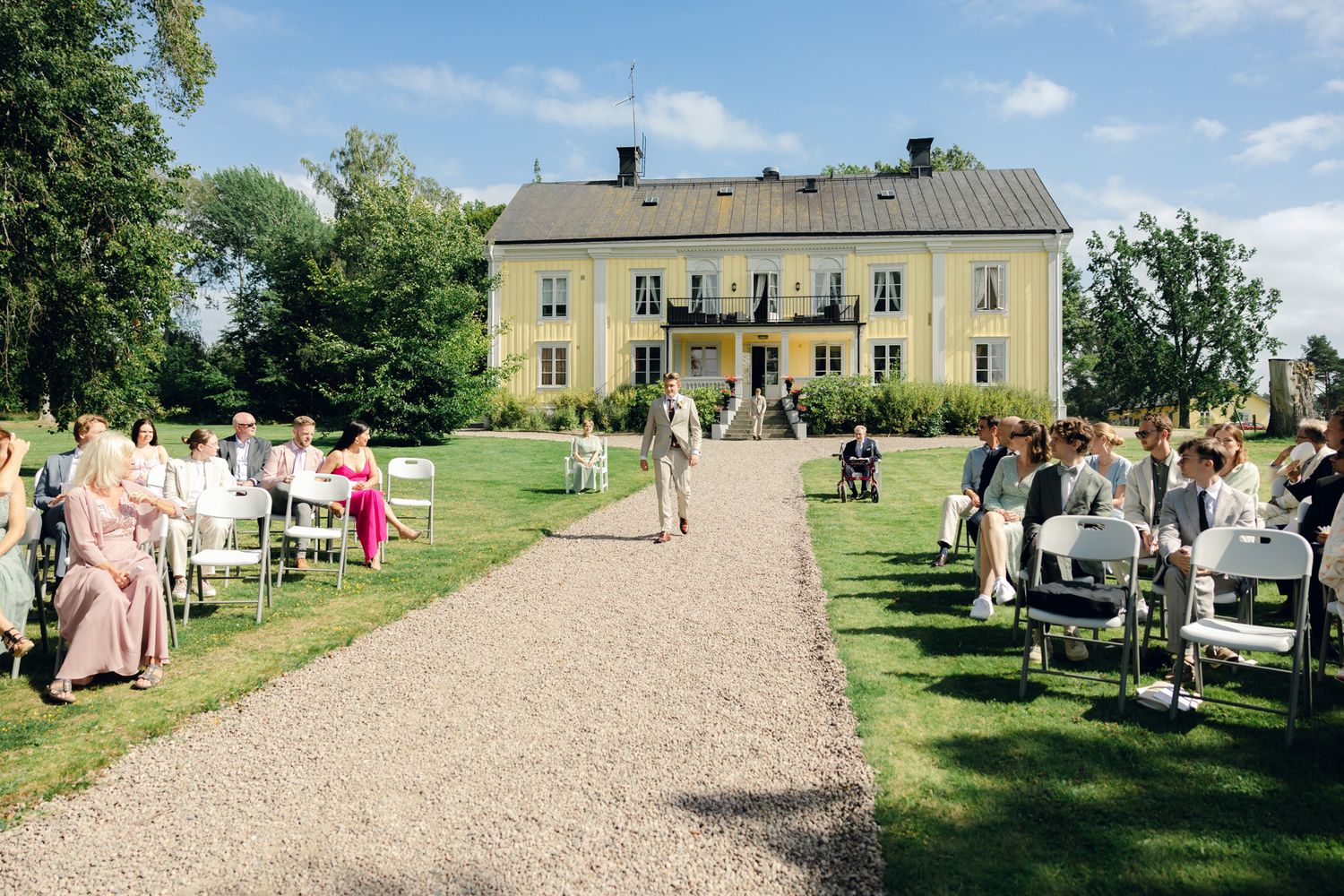Bröllop på Presteruds herrgård i Kristinehamn. Bröllopsfotograf Rebecca Nordin i Karlstad. Vigsel framför Vänern.