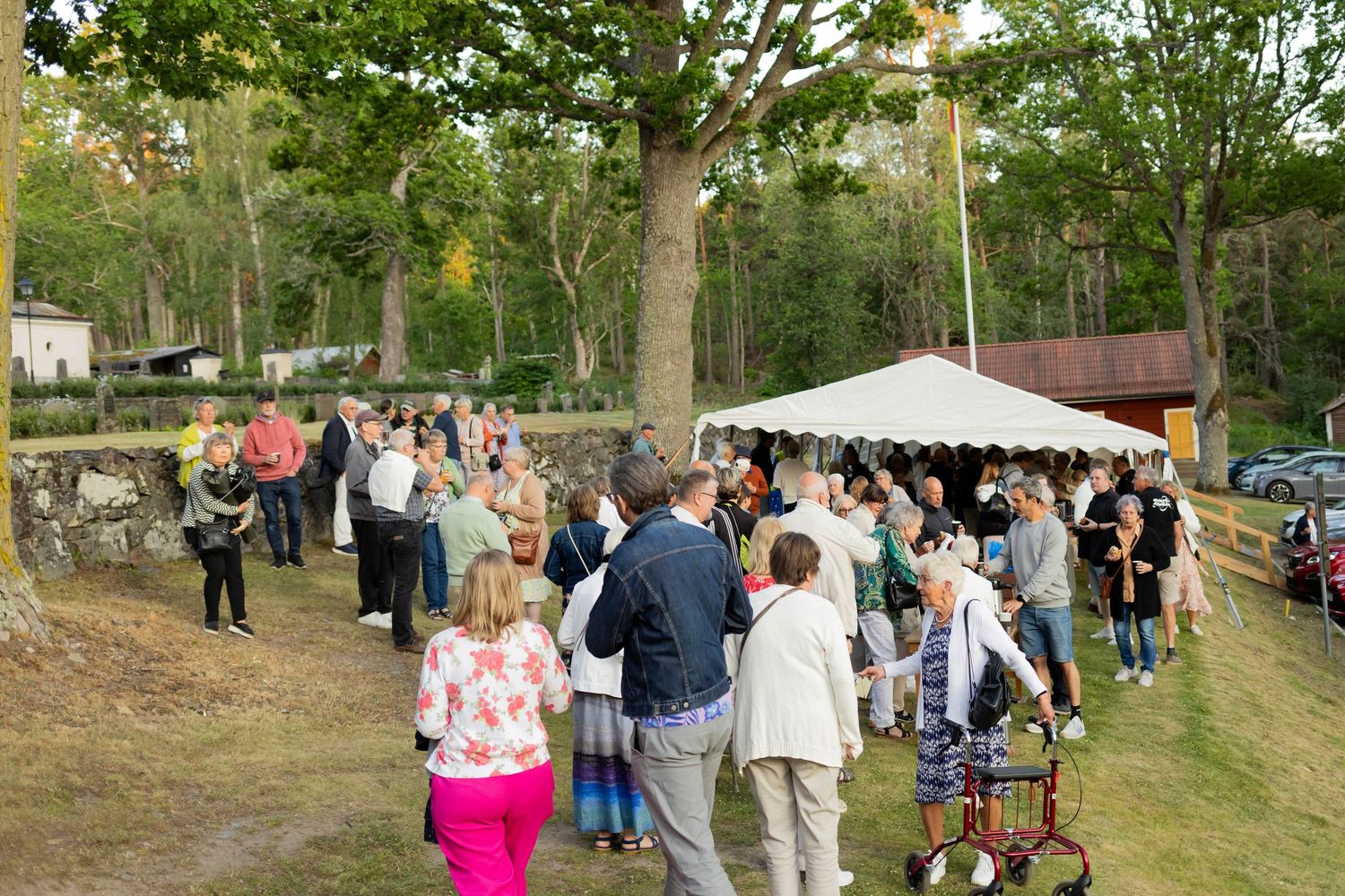 Sommarkonsert med Peter Johansson och Matilda Grün 2025. Kusiner och familj. Fotograf Rebecca Nordin.