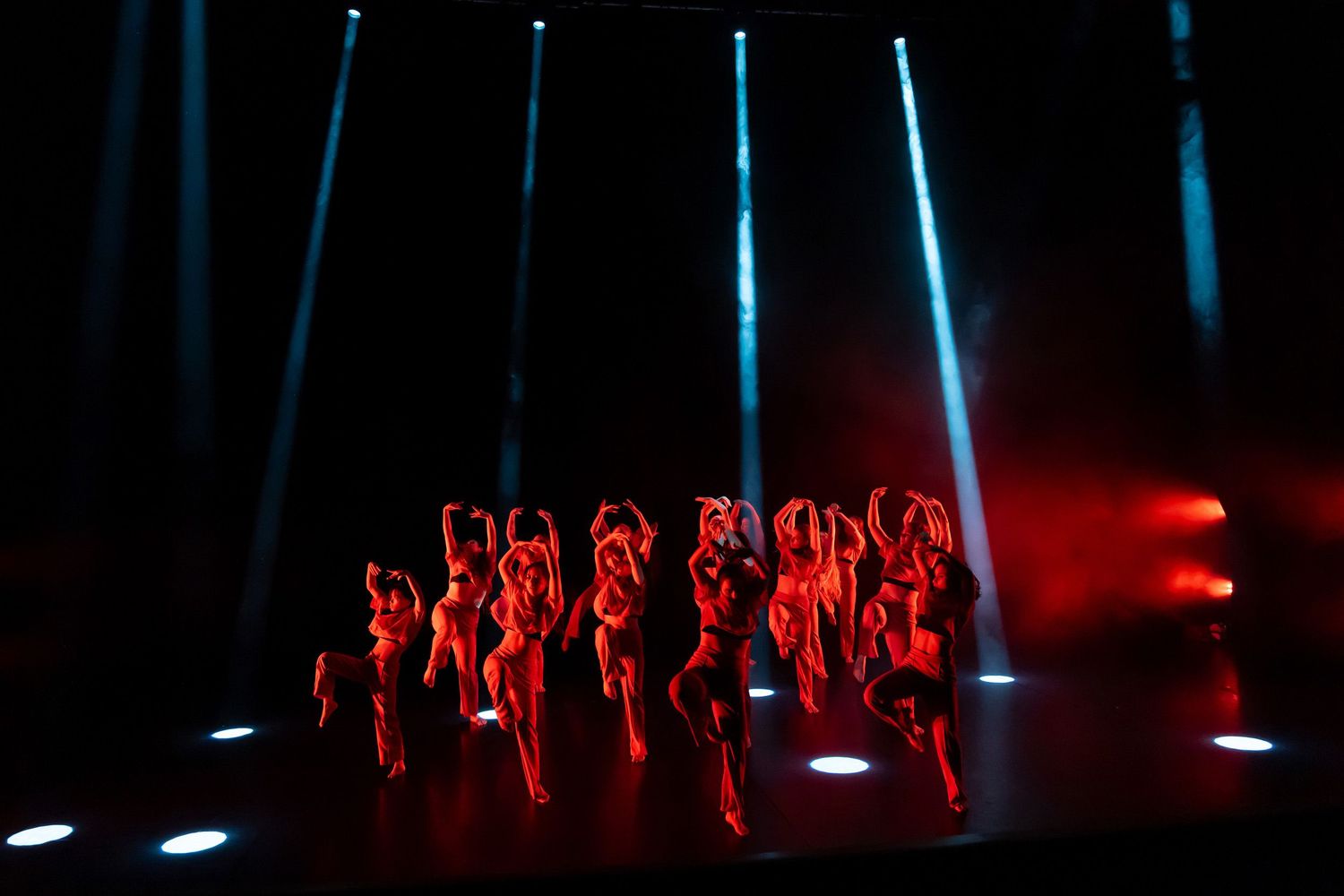 Dans vid KAU (Dansåret och danspedagogiska året på Karlstads universitet) Vårshow 2026 med Systerskap av Karin Lilja. Fotograf Rebecca Nordi