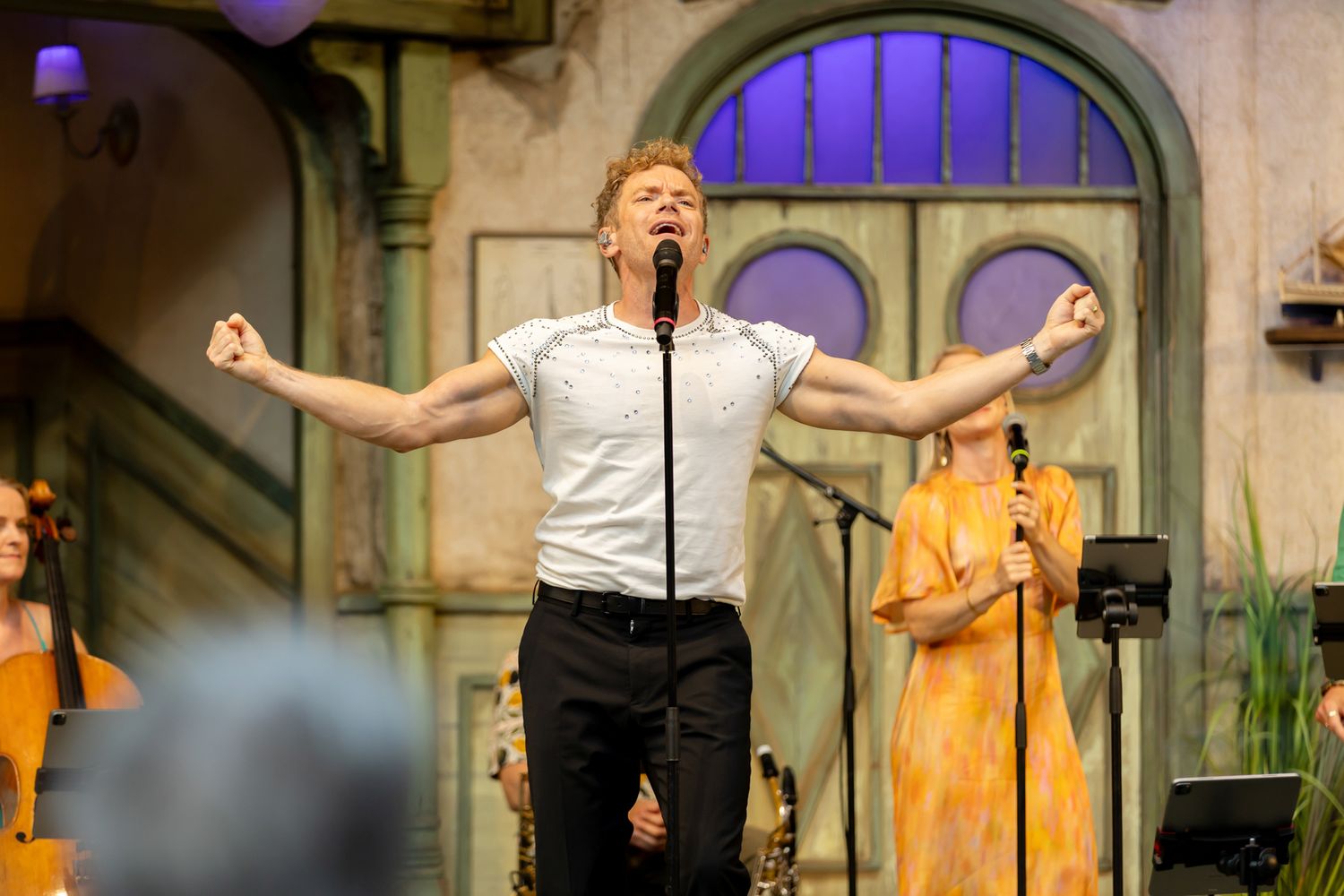 Musikalkväll med Peter Johansson o Emmi Christensson. Peter Johansson stämmer armmusklerna och sjunger.